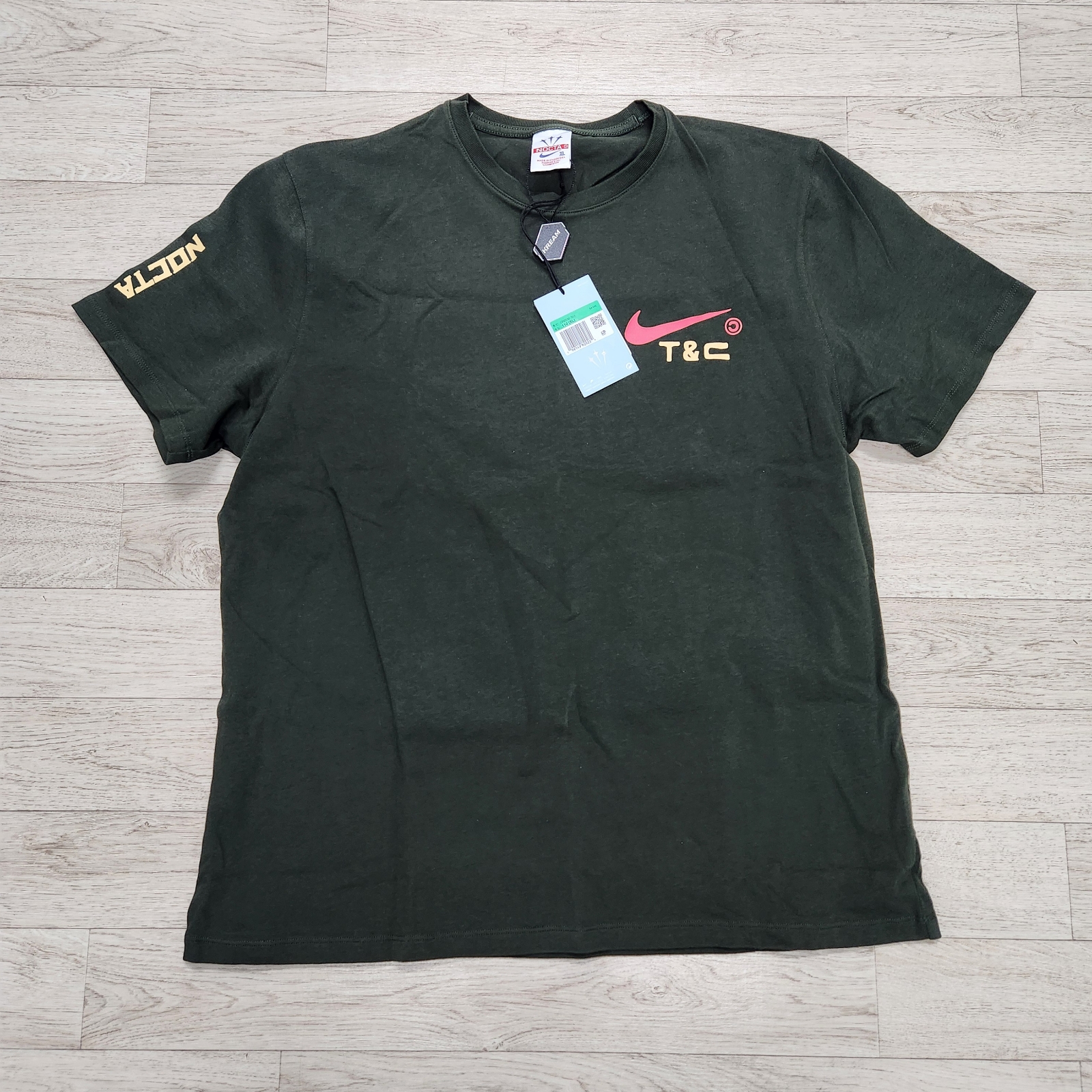 Nike x Drake Nocta x Cactus Plant Flea Market Souvenir Cactus T-Shirt Sequoia (DR2630-355) 착용 스타일 - 3