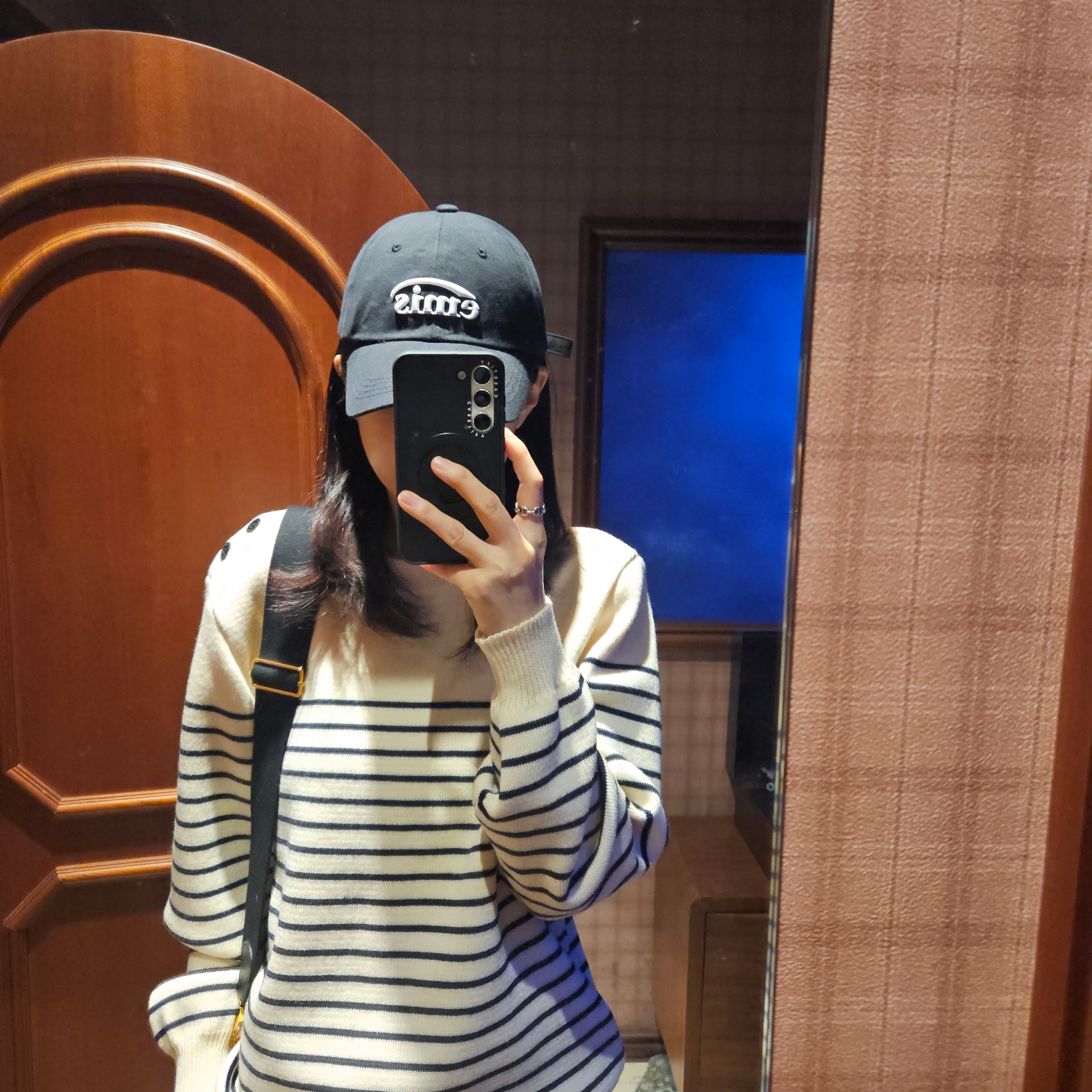 Emis New Logo Emis Cap Black, Hermes Evelyne III 29 Bag Clemence & Gold Noir 착용 스타일 - 2