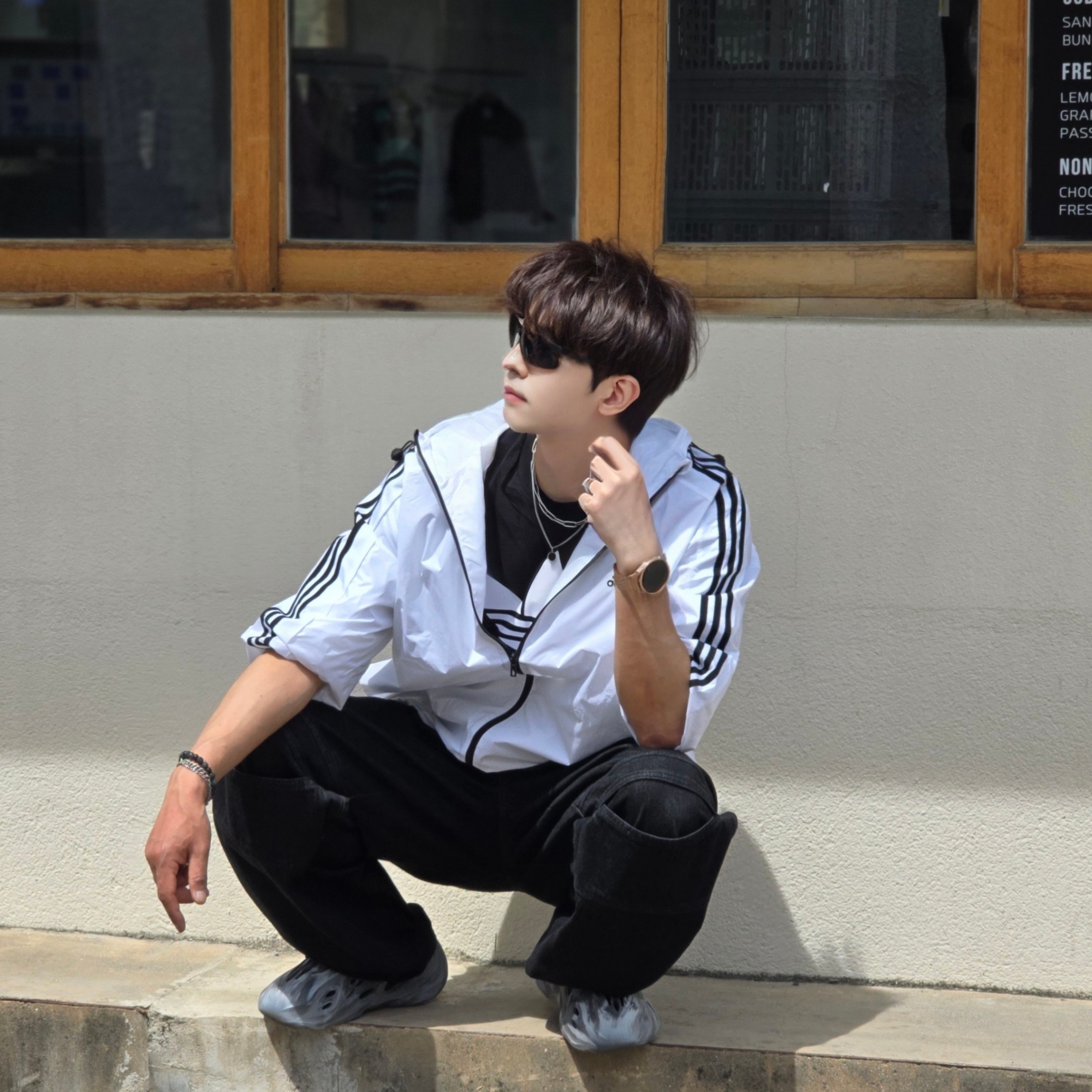 Adidas Essential 3S Woven Windbreaker Jacket White - KR Sizing, Adidas Adicolor Classics Trefoil T-Shirt Black - KR Sizing 착용 스타일 - 1