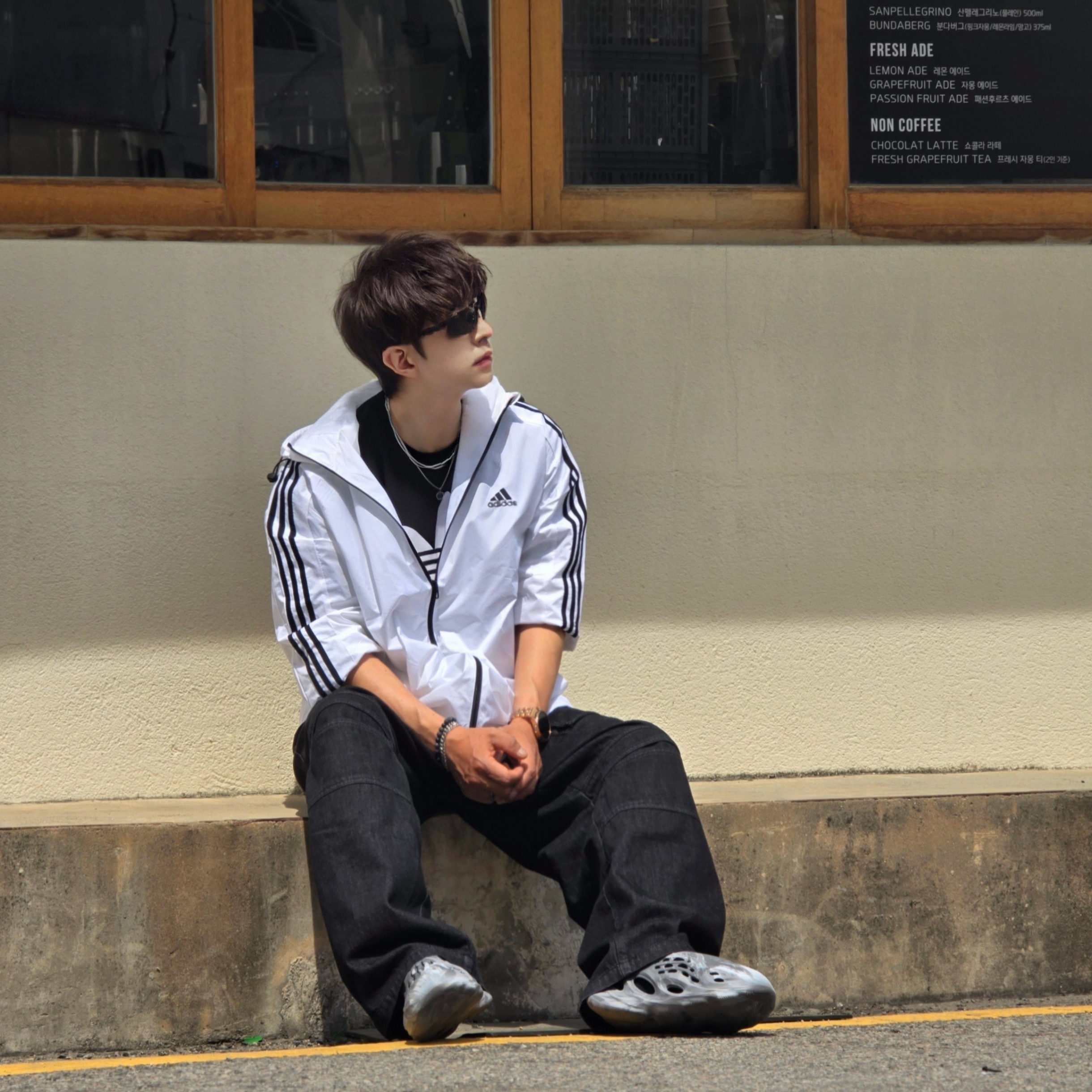 Adidas Essential 3S Woven Windbreaker Jacket White - KR Sizing, Adidas Adicolor Classics Trefoil T-Shirt Black - KR Sizing 착용 스타일 - 3