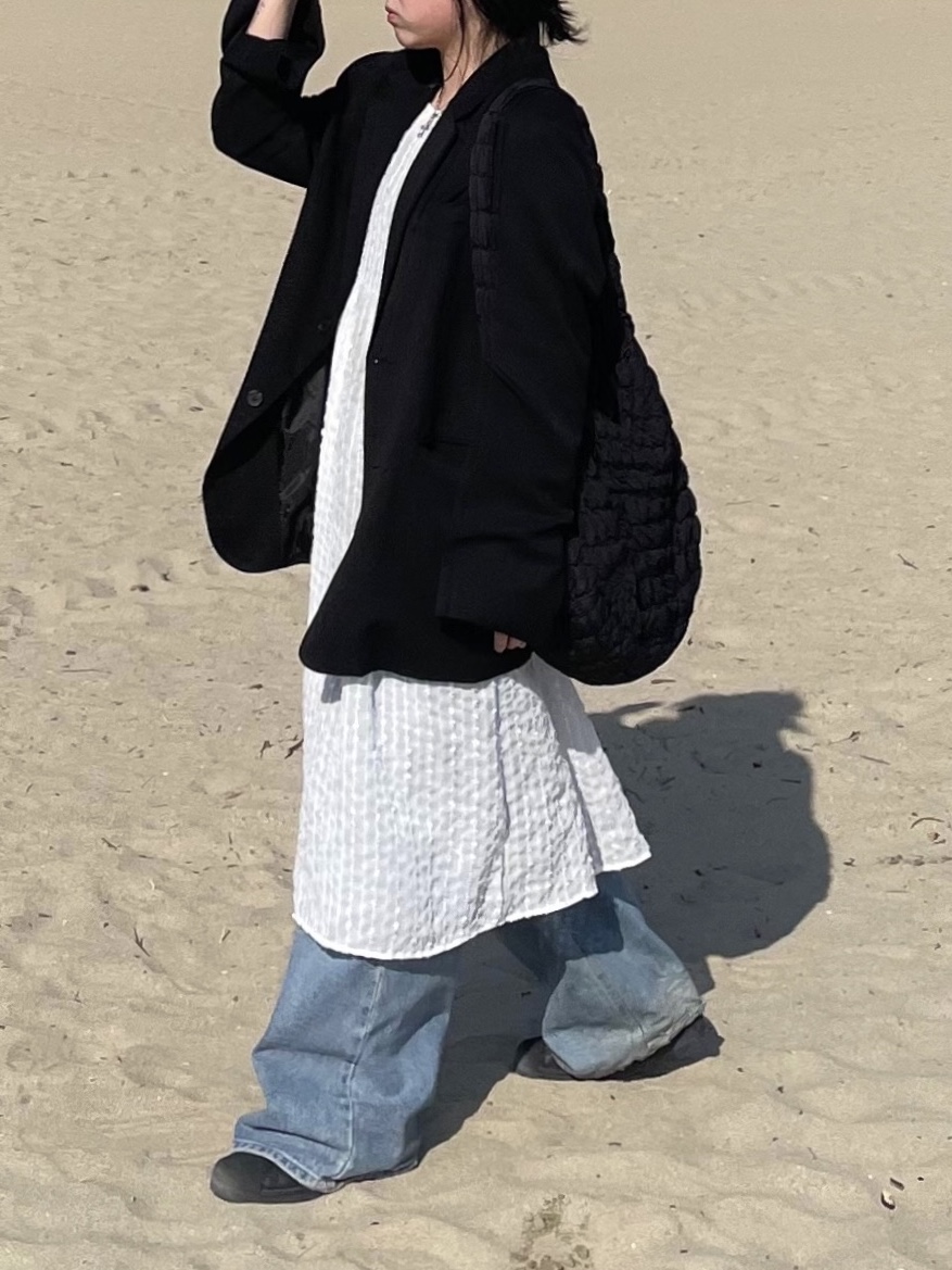 COS Quilted Oversized Shoulder Bag Black, Adidas Superstar Core Black White 착용 스타일 - 3