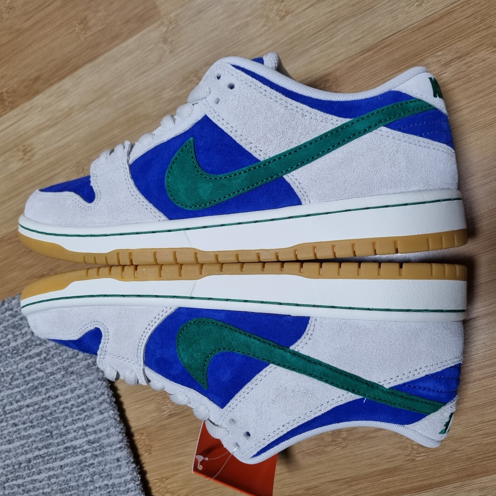 Nike SB Dunk Low Pro Phantom and Hyper Royal 착용 스타일 - 2