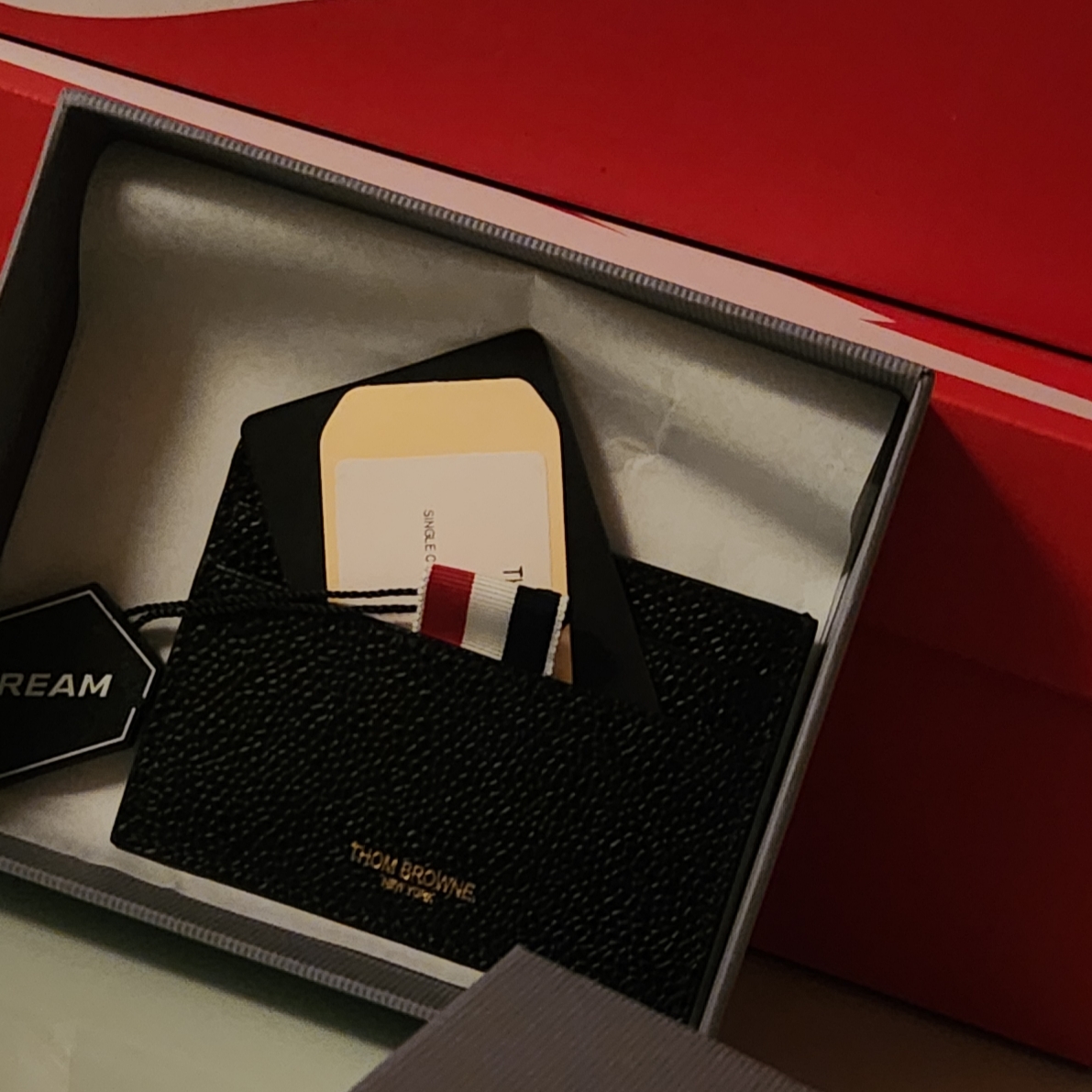 Thom Browne Pebble Grain Leather Stripe Single Card Holder Black 착용 스타일
