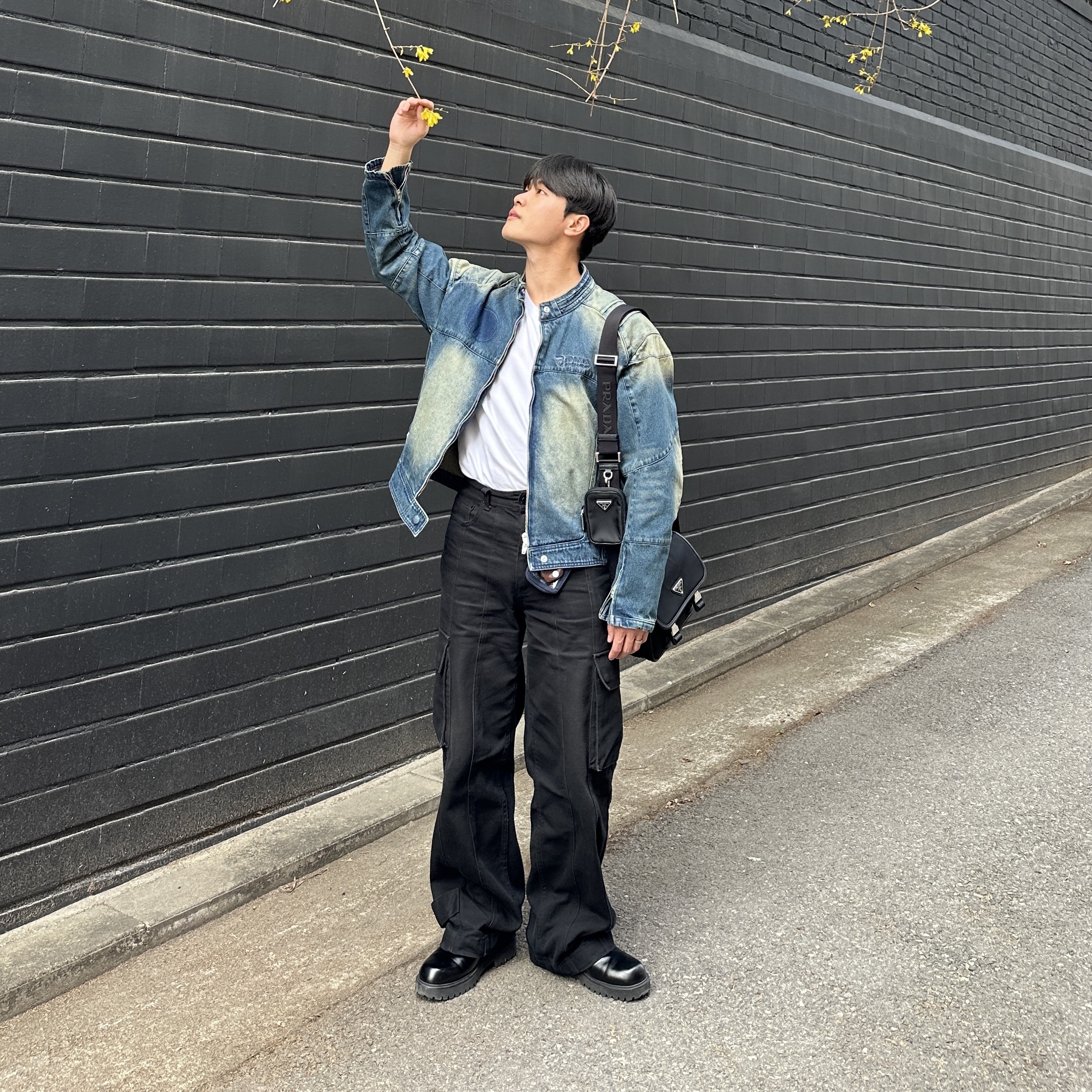 ETCE Denim Racer Jacket Blue, Prada Re-Nylon and Saffiano Leather Shoulder Bag Black 착용 스타일 - 1