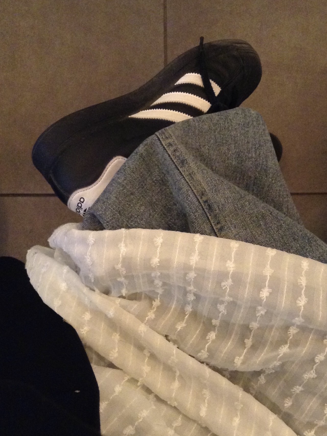 COS Quilted Oversized Shoulder Bag Black, Adidas Superstar Core Black White 착용 스타일 - 5