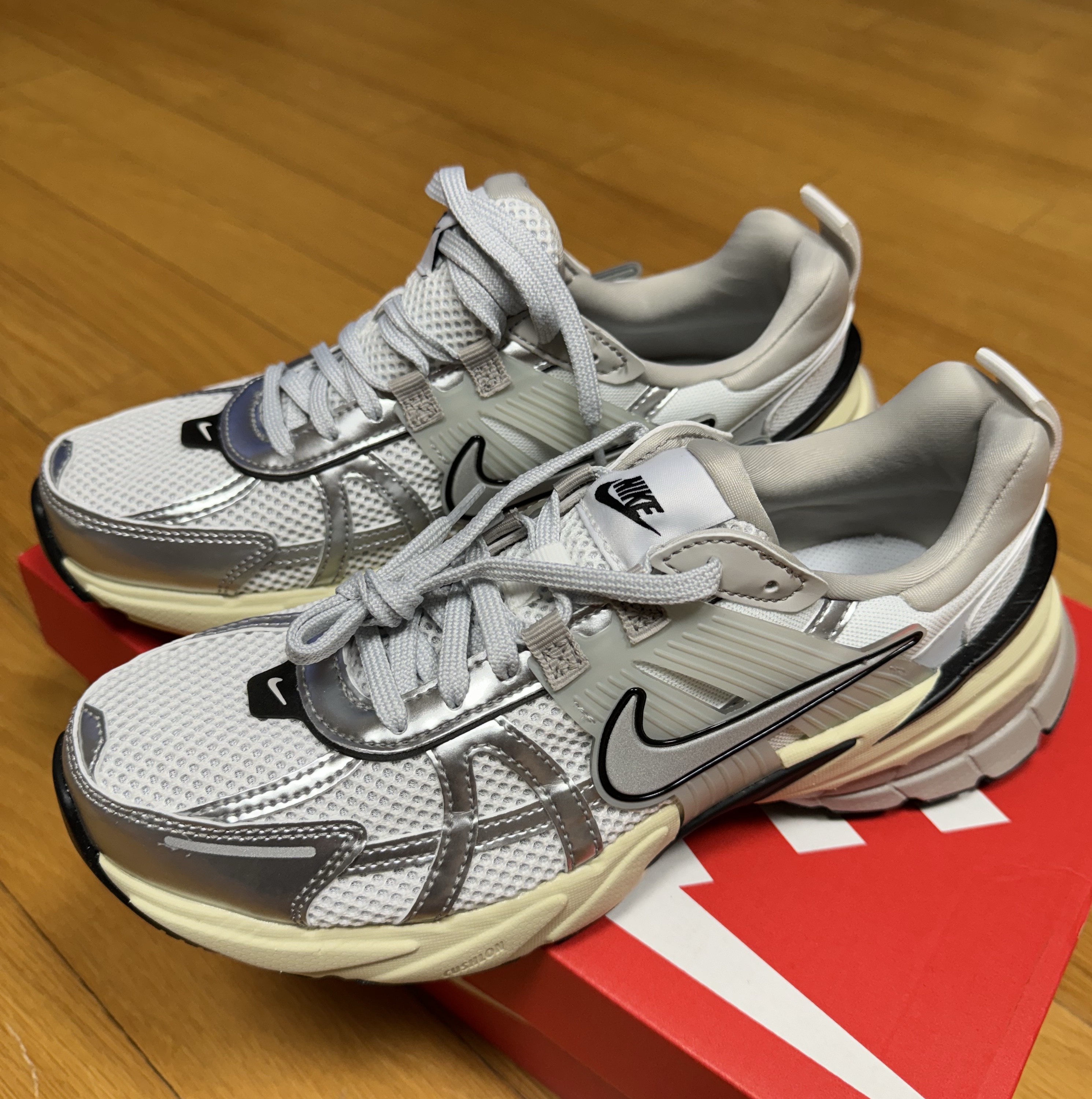 Nike V2K Run Summit White Metallic Silver 착용 스타일
