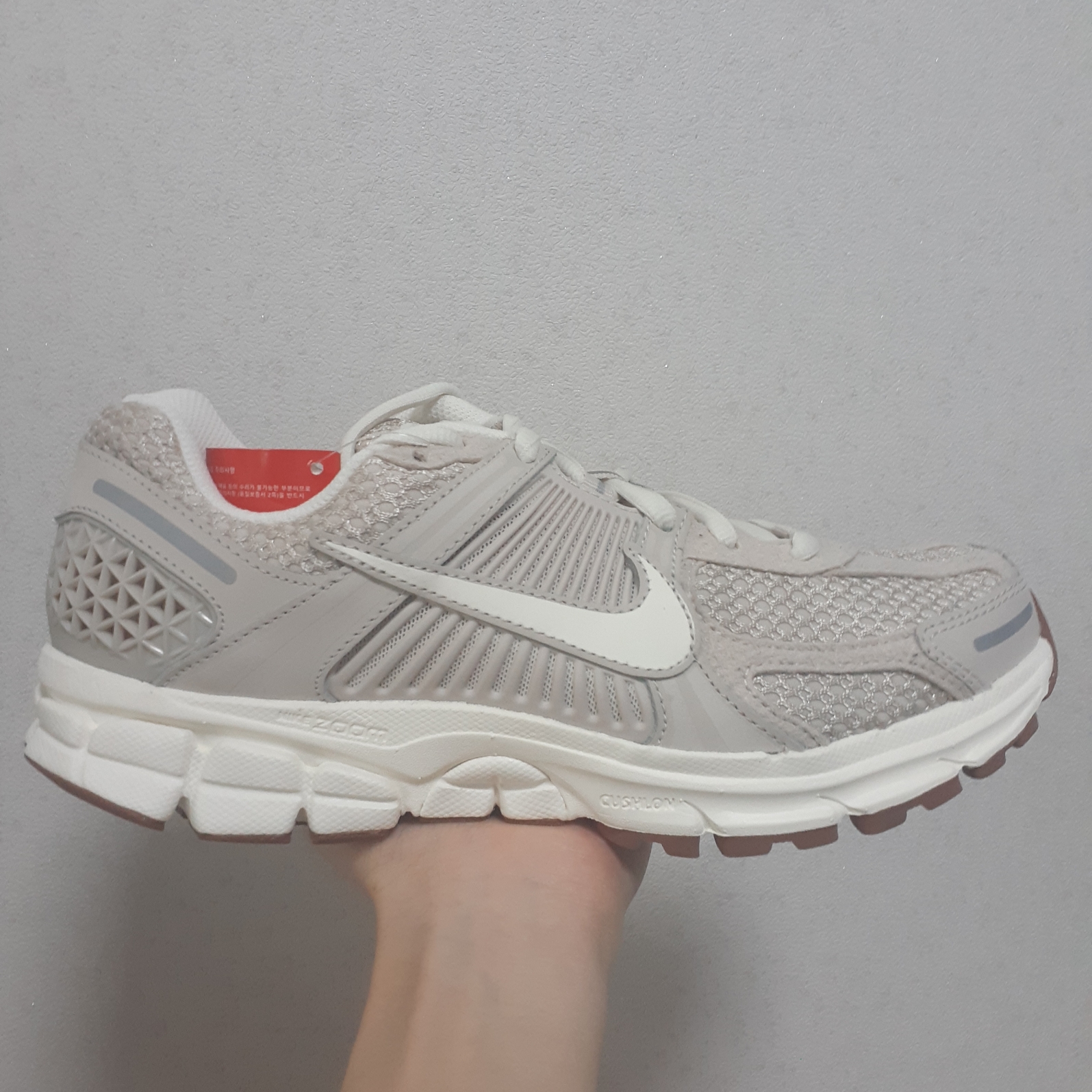 (W) Nike Zoom Vomero 5 Light Orewood Brown 착용 스타일