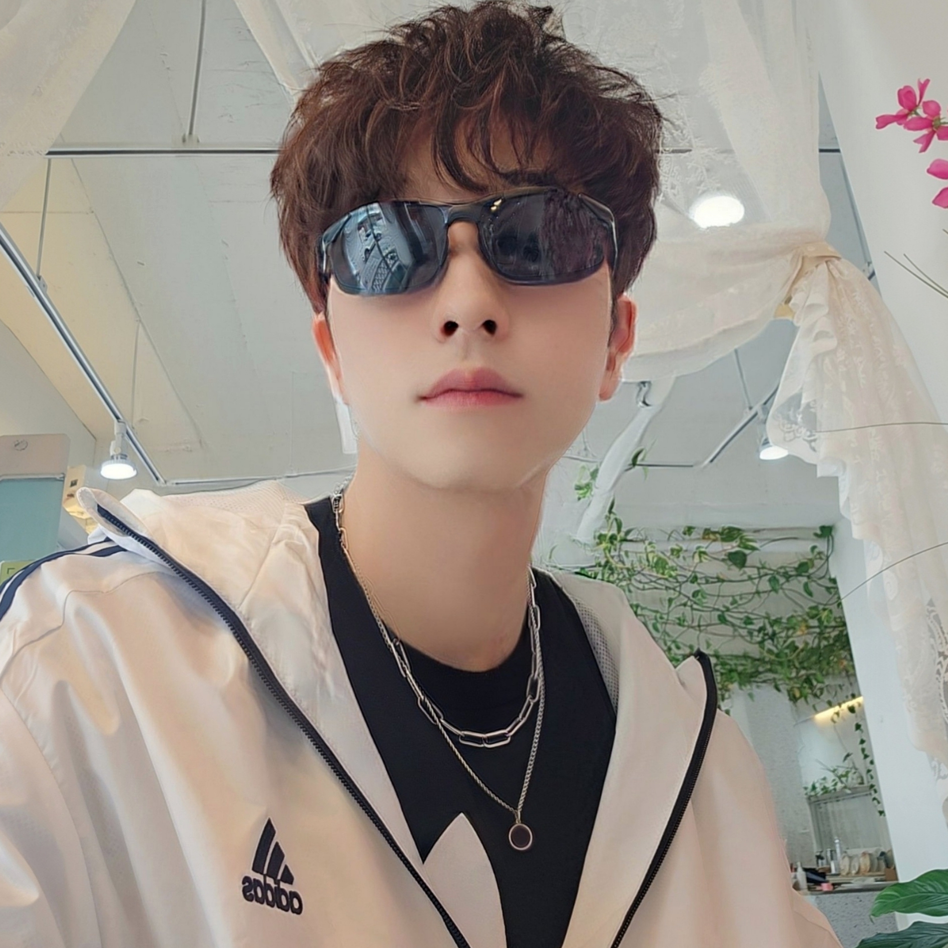 Adidas Essential 3S Woven Windbreaker Jacket White - KR Sizing, Adidas Adicolor Classics Trefoil T-Shirt Black - KR Sizing 착용 스타일 - 4