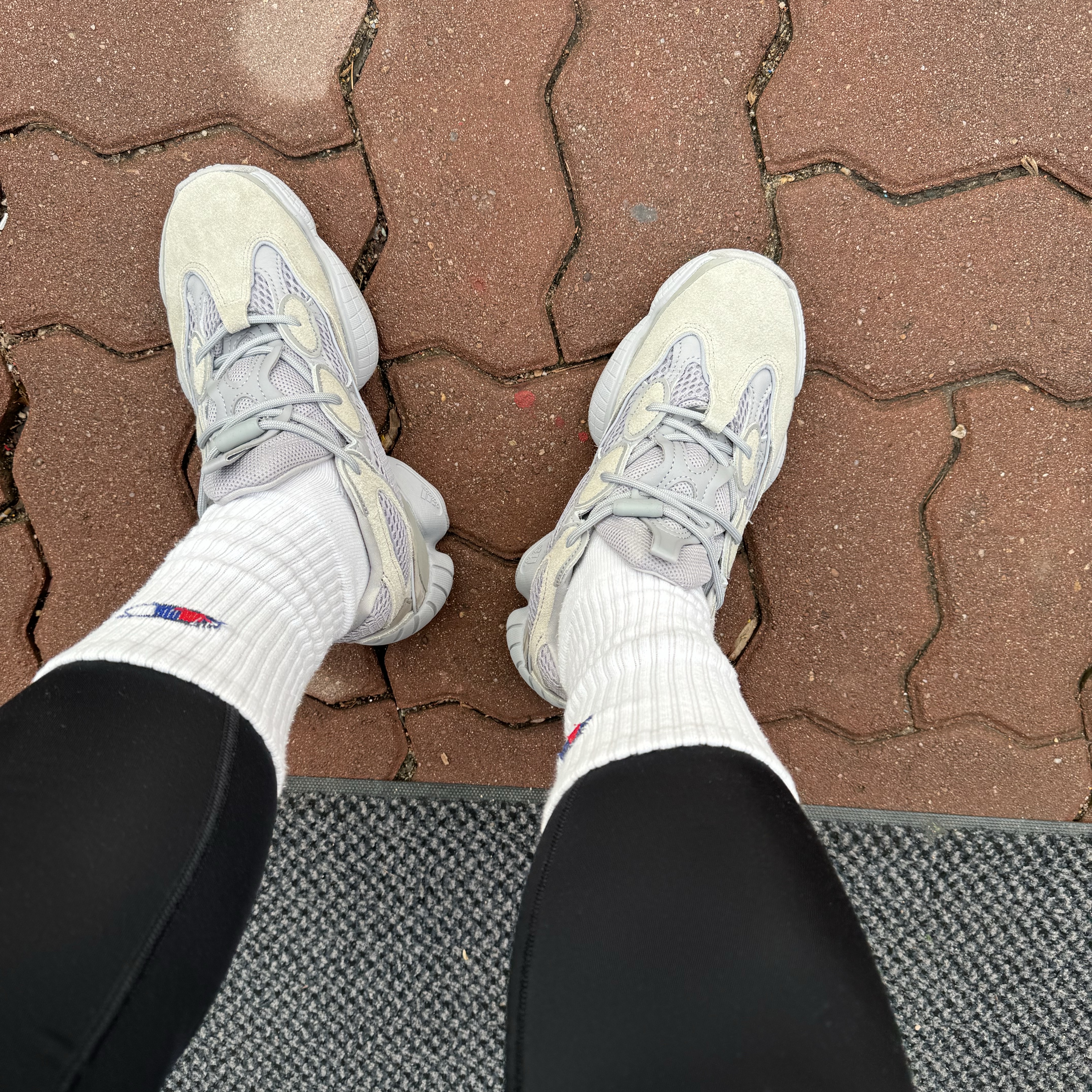 Adidas Yeezy 500 Stone Salt 착용 스타일