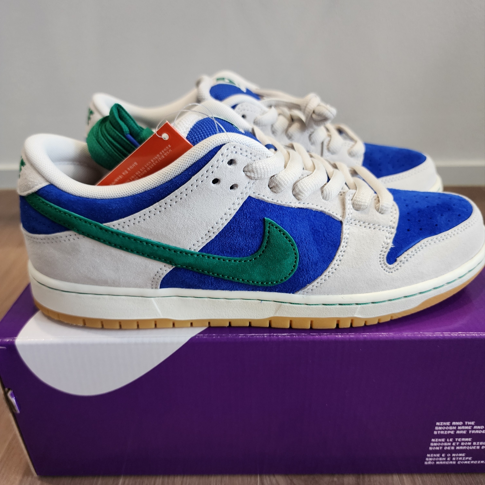 Nike SB Dunk Low Pro Phantom and Hyper Royal 착용 스타일 - 2