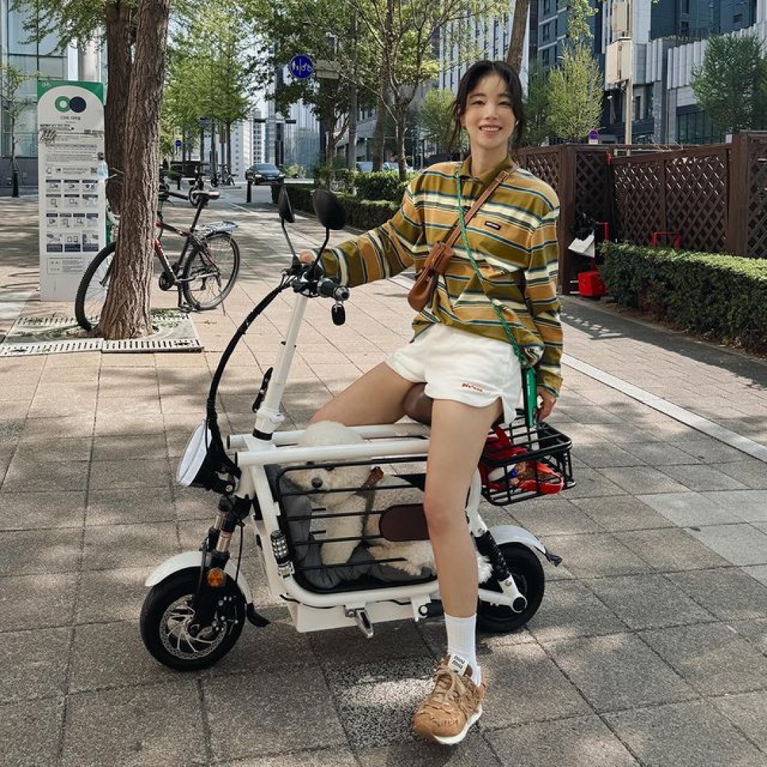 (W) New Balance x Miu Miu 574 Marble Denim Cognac 착용 스타일 - 3