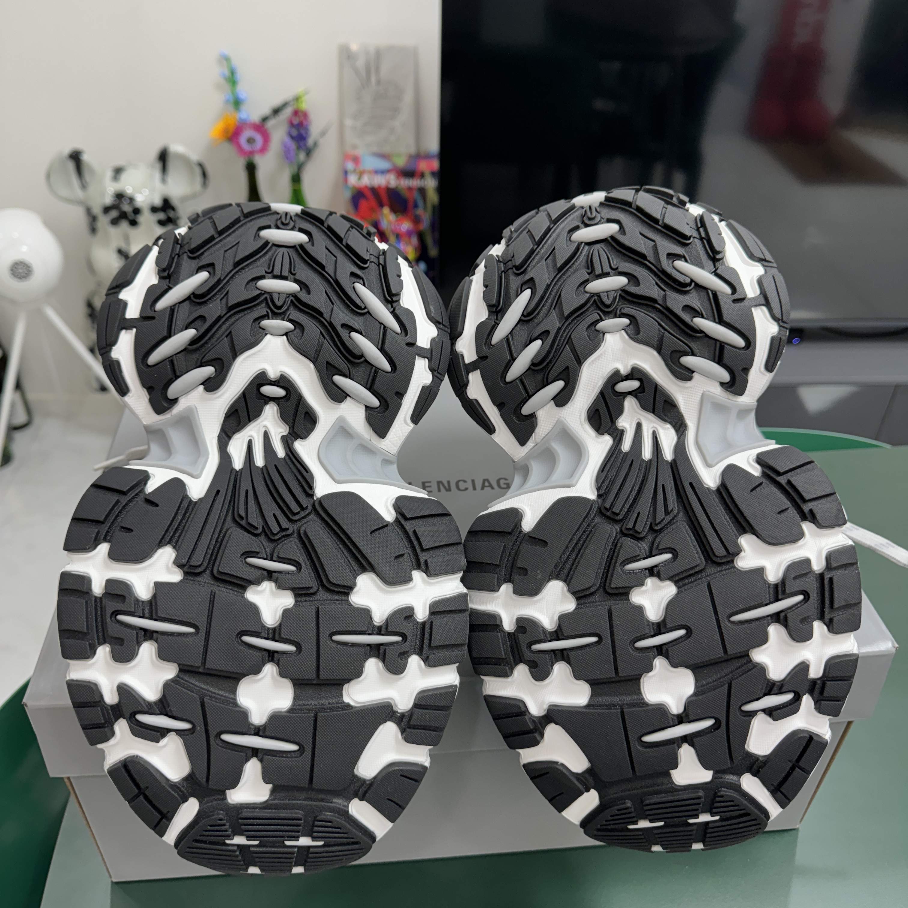 Balenciaga 10XL Sneakers White Grey Silver Black 착용 스타일 - 8