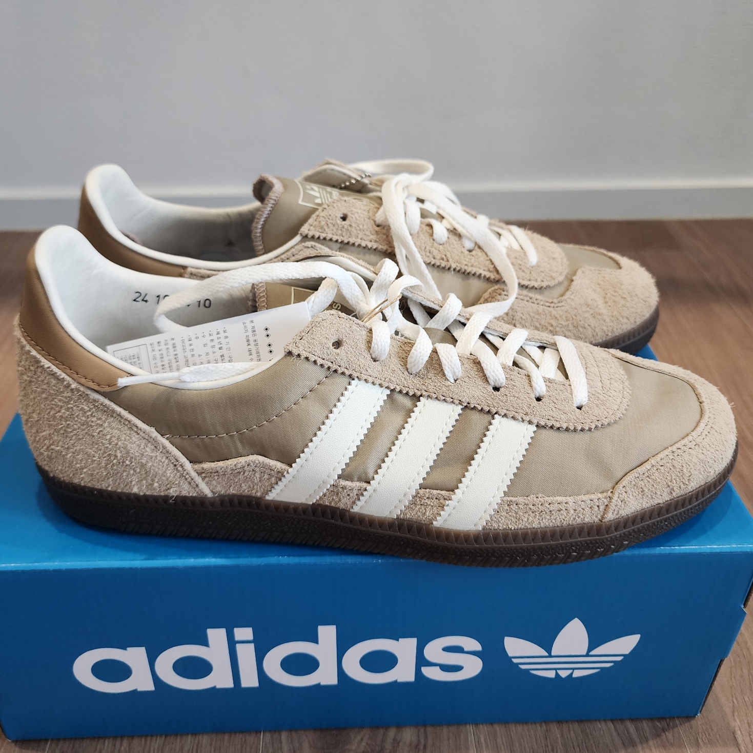 Adidas Wensley Spezial Cardboard Off White 착용 스타일 - 2