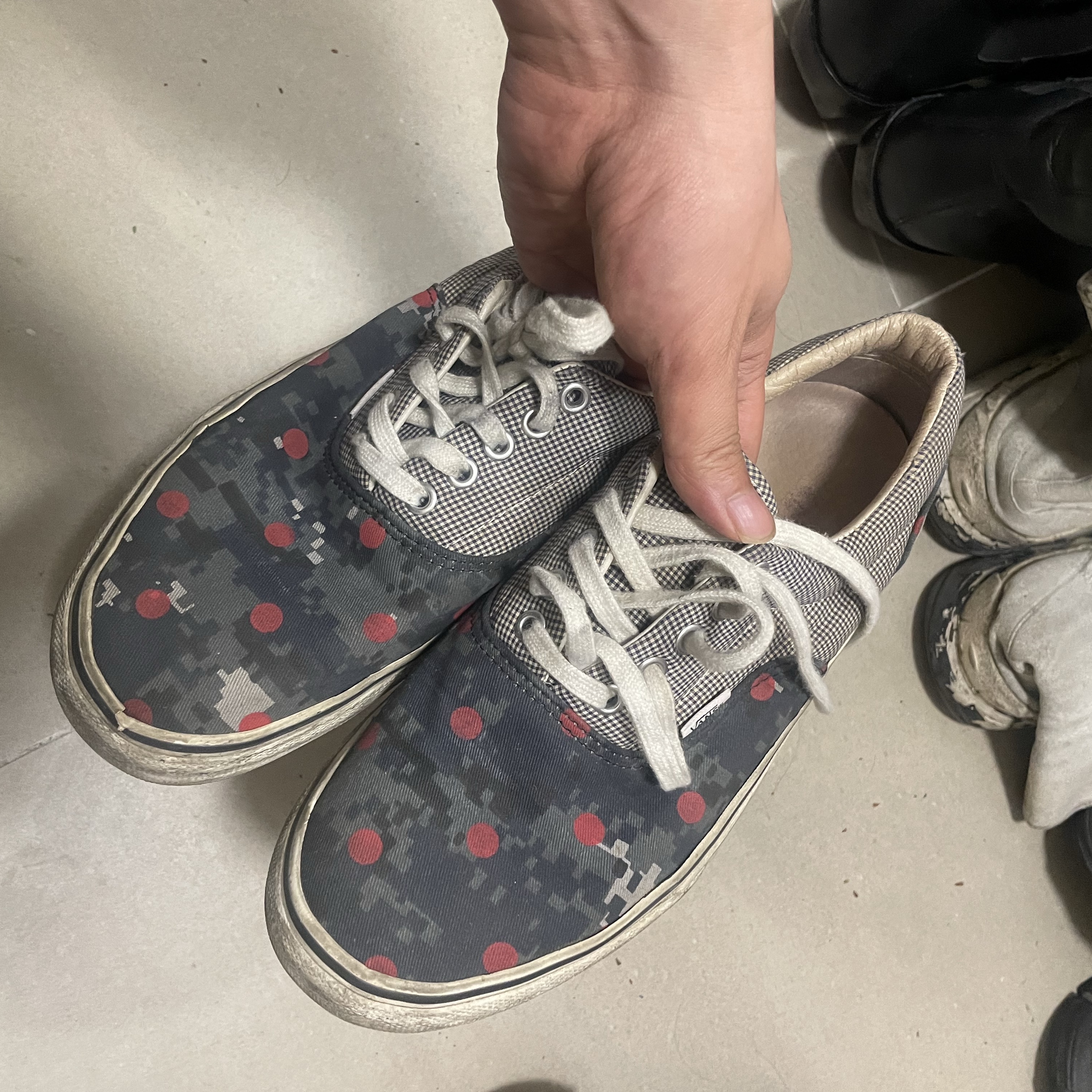 Jordan 11 Retro Low Green Snakeskin, Vans x Comme des Garcons Shirt x Supreme Era Pinstripe Red 착용 스타일 - 3