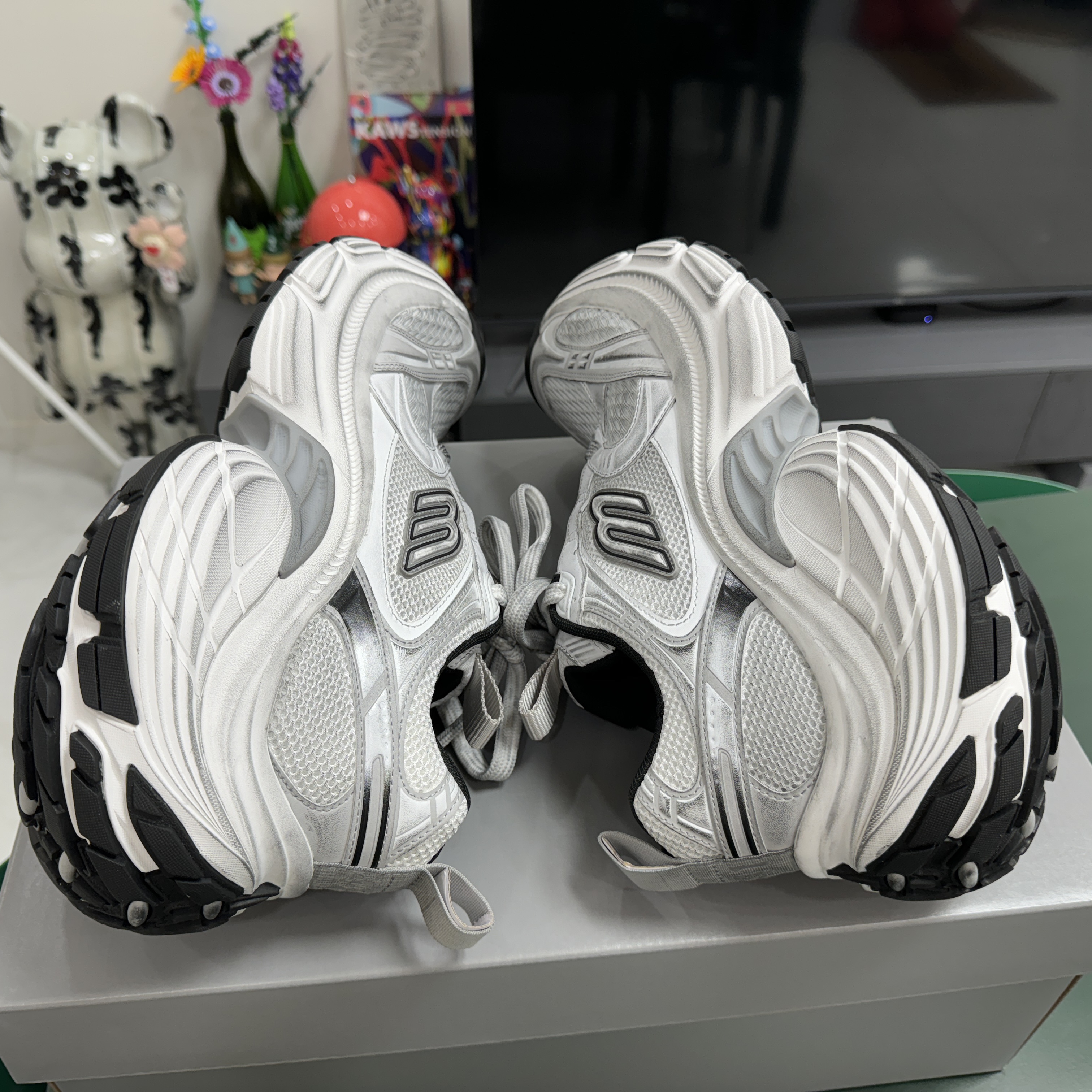 Balenciaga 10XL Sneakers White Grey Silver Black 착용 스타일 - 6