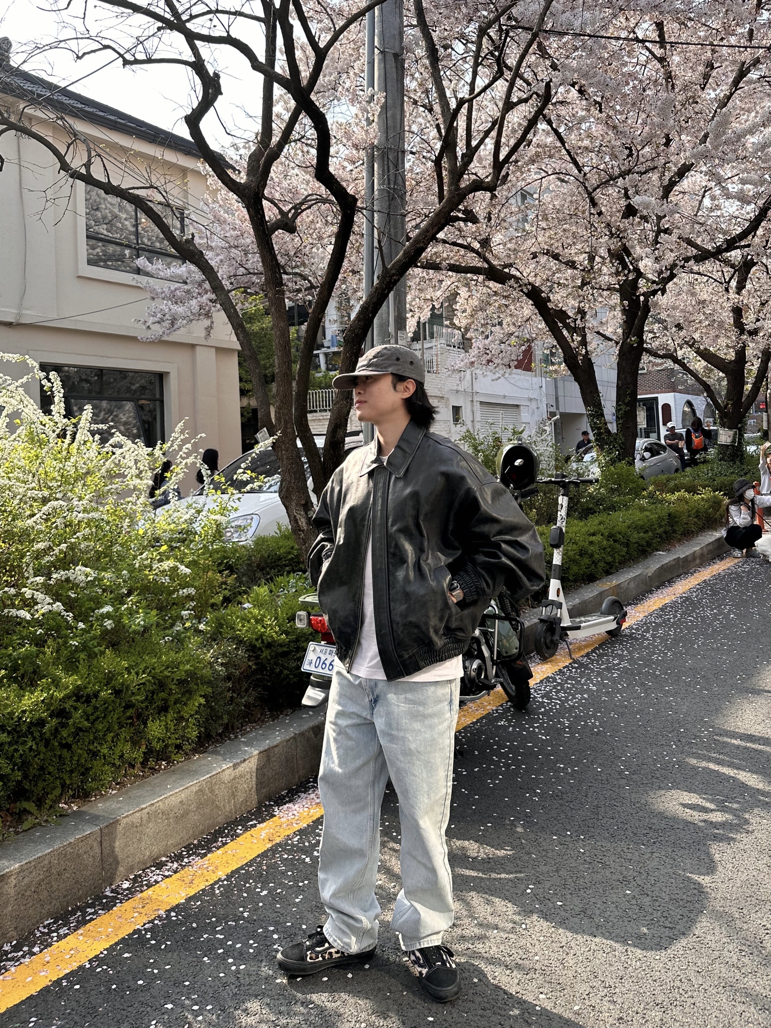 Vans x Supreme Leopard Old Skool Black, [KREAM 단독] STU Overfit Leather Jacket Black 착용 스타일 - 2