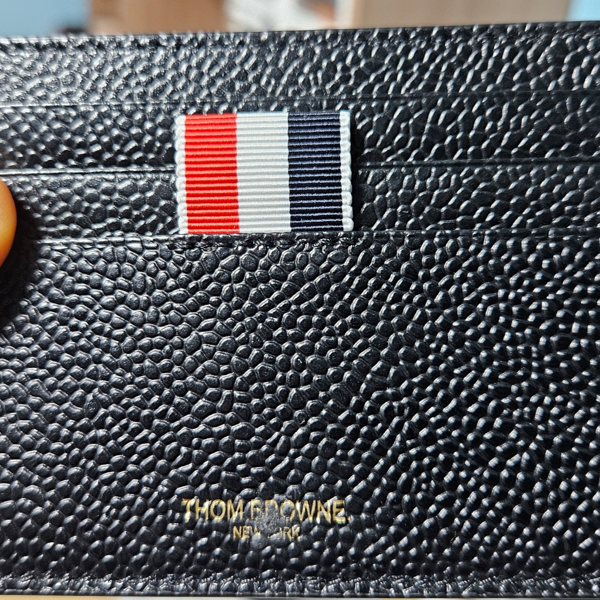 Thom Browne Pebble Grain Leather Stripe Note Compartment Card Holder Black 착용 스타일