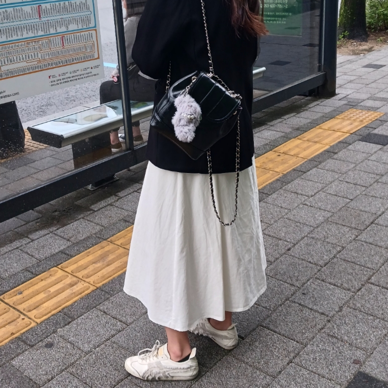 Cardinal Red Hawoo-A Bag Black, Onitsuka Tiger Mexico 66 Lunar New Year 2023 Cream Birch 착용 스타일 - 1