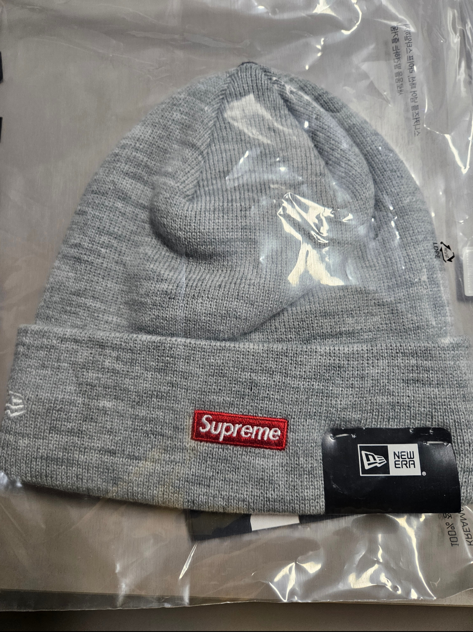 Supreme New Era Varsity Beanie Heather Grey - 23FW 착용 스타일 - 3