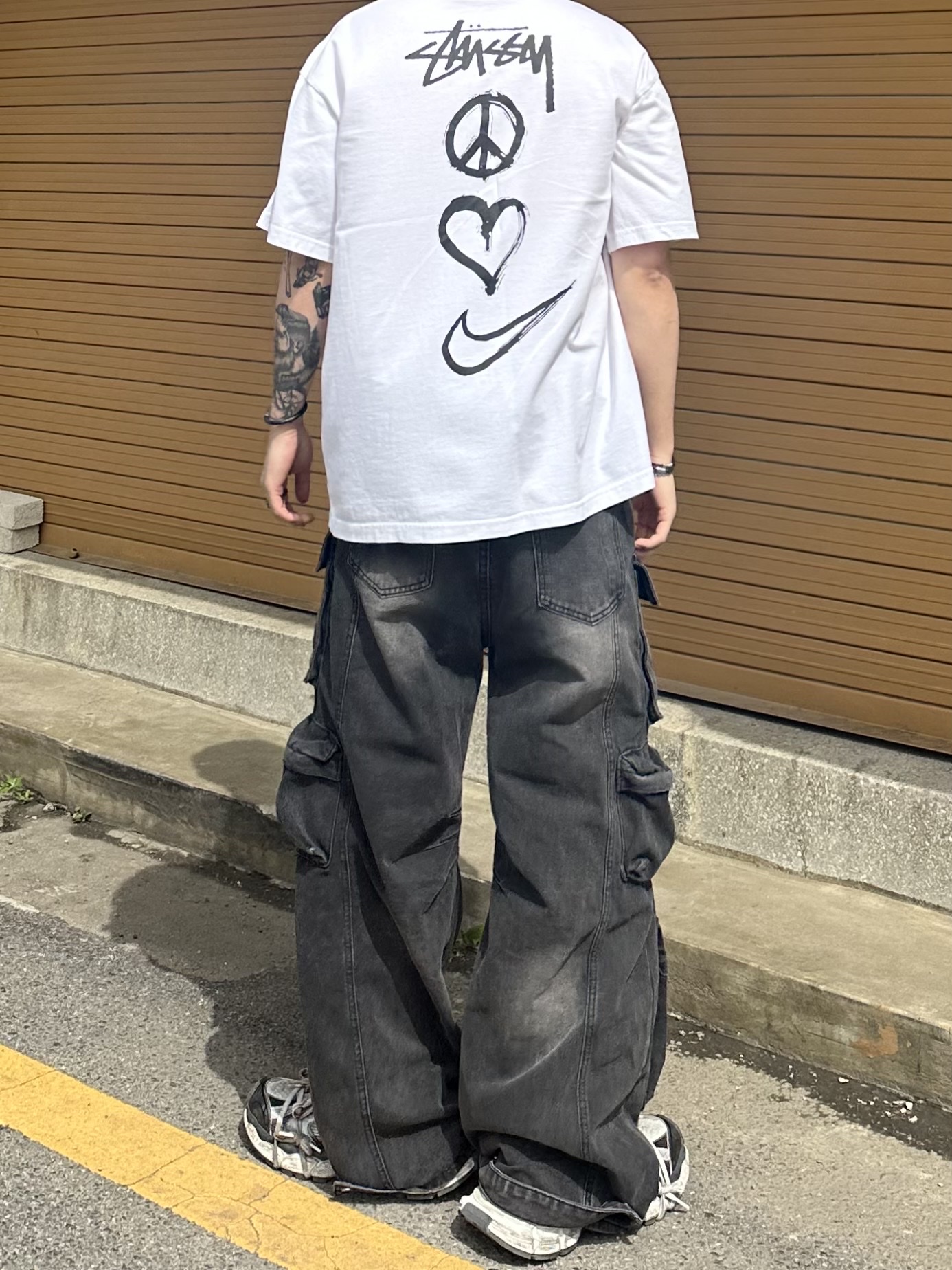 Balenciaga 3XL Sneakers Grey White Red, Nike x Stussy NRG RA T-Shirt Summit White (DM4942-121) 착용 스타일 - 3