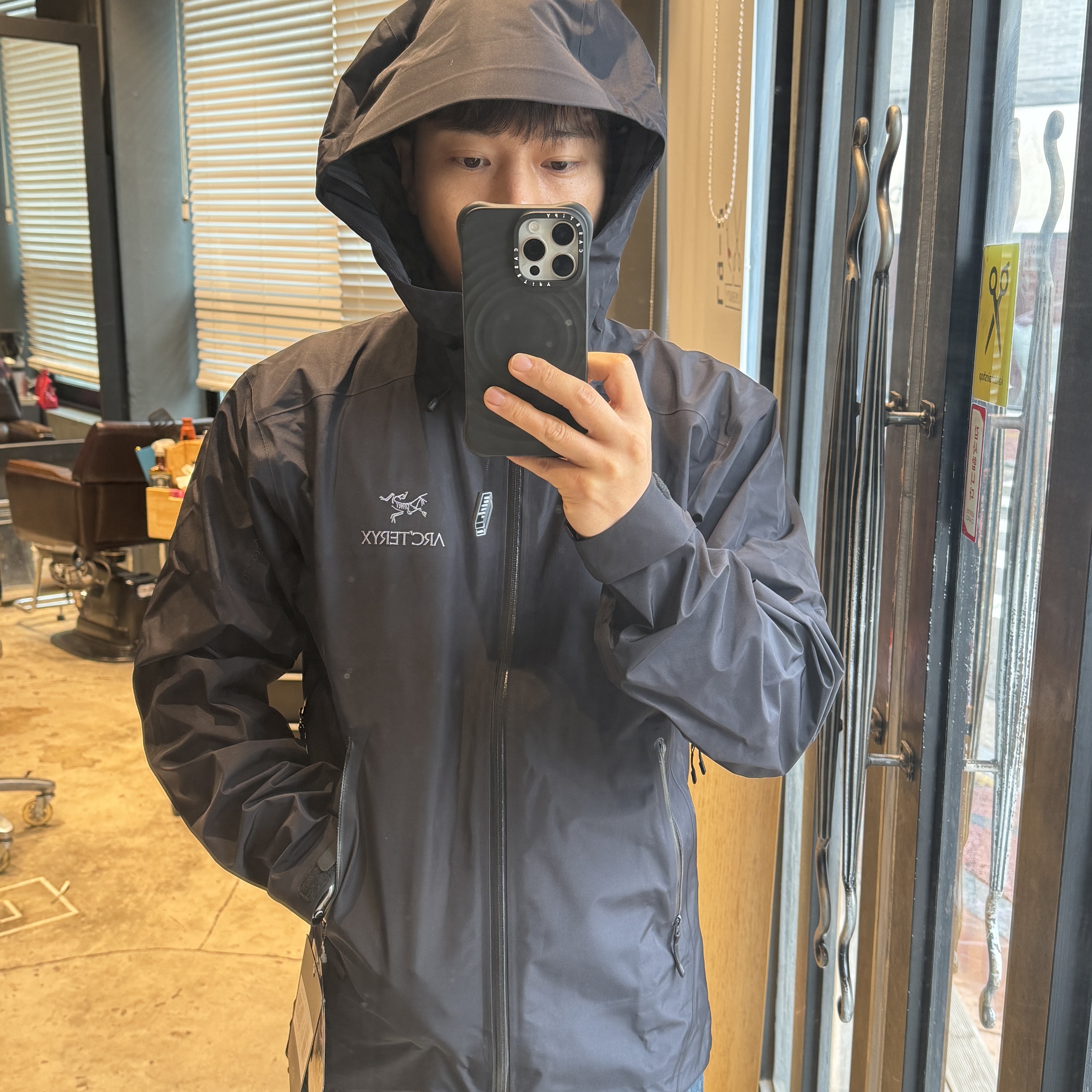 Arc'teryx Beta LT Jacket Black 착용 스타일