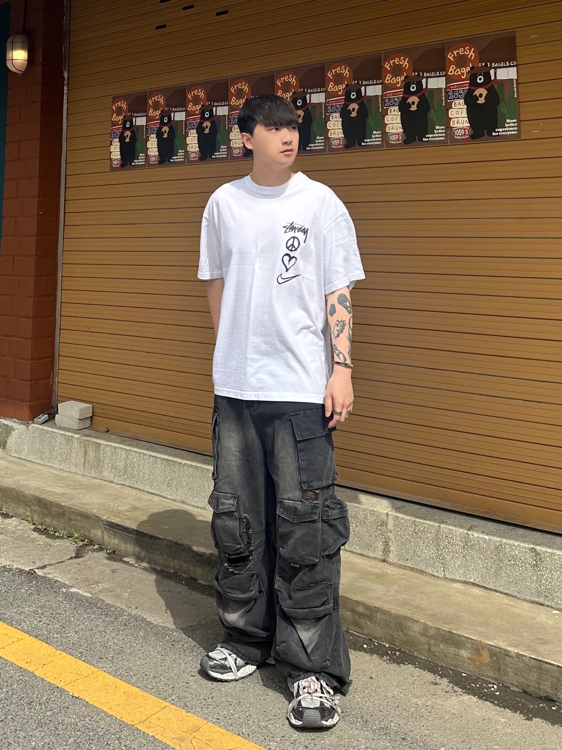 Balenciaga 3XL Sneakers Grey White Red, Nike x Stussy NRG RA T-Shirt Summit White (DM4942-121) 착용 스타일 - 1