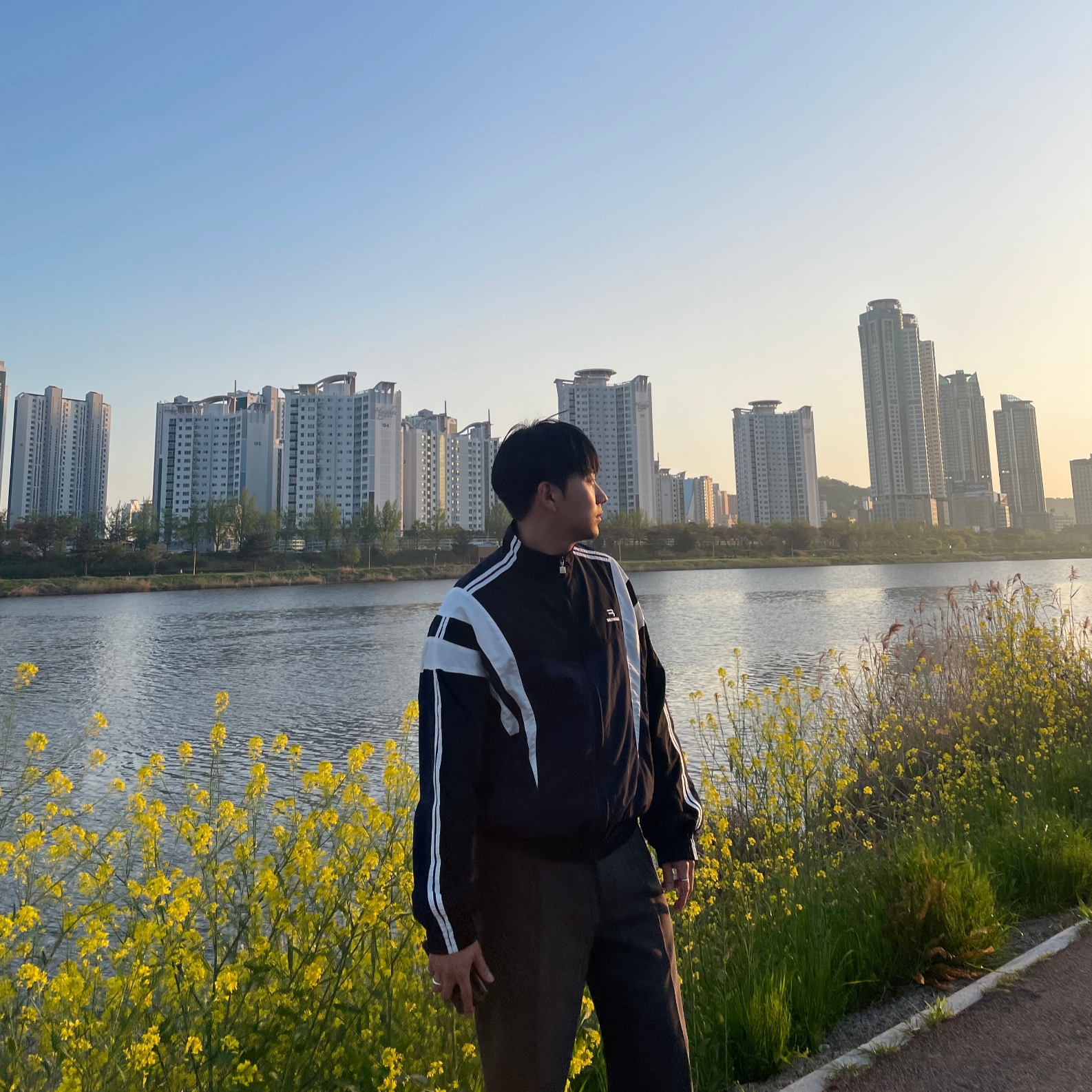 Nike x Sacai VaporWaffle Royal Fuchsia, Balenciaga Sporty B Track Jacket Blue 착용 스타일 - 1