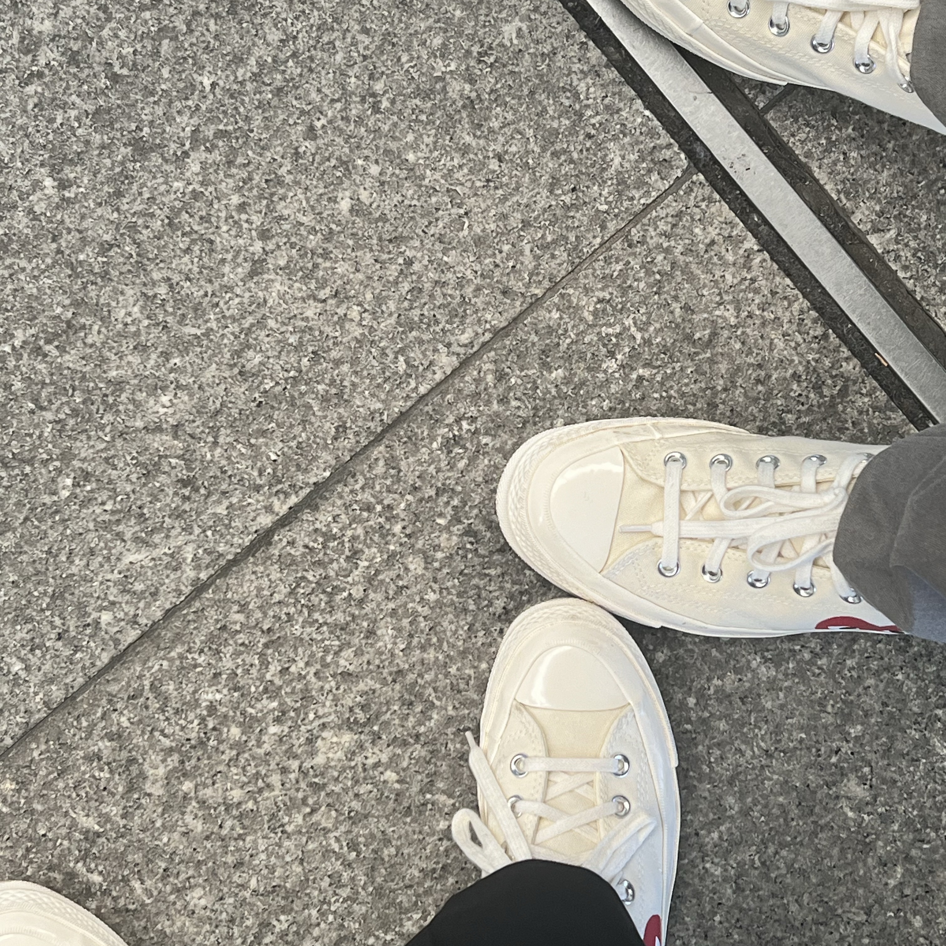 COS Diamond Quilted Mini Crossbody Bag Black, Converse x Play Comme des Garcons Chuck 70 Ox White 착용 스타일 - 2