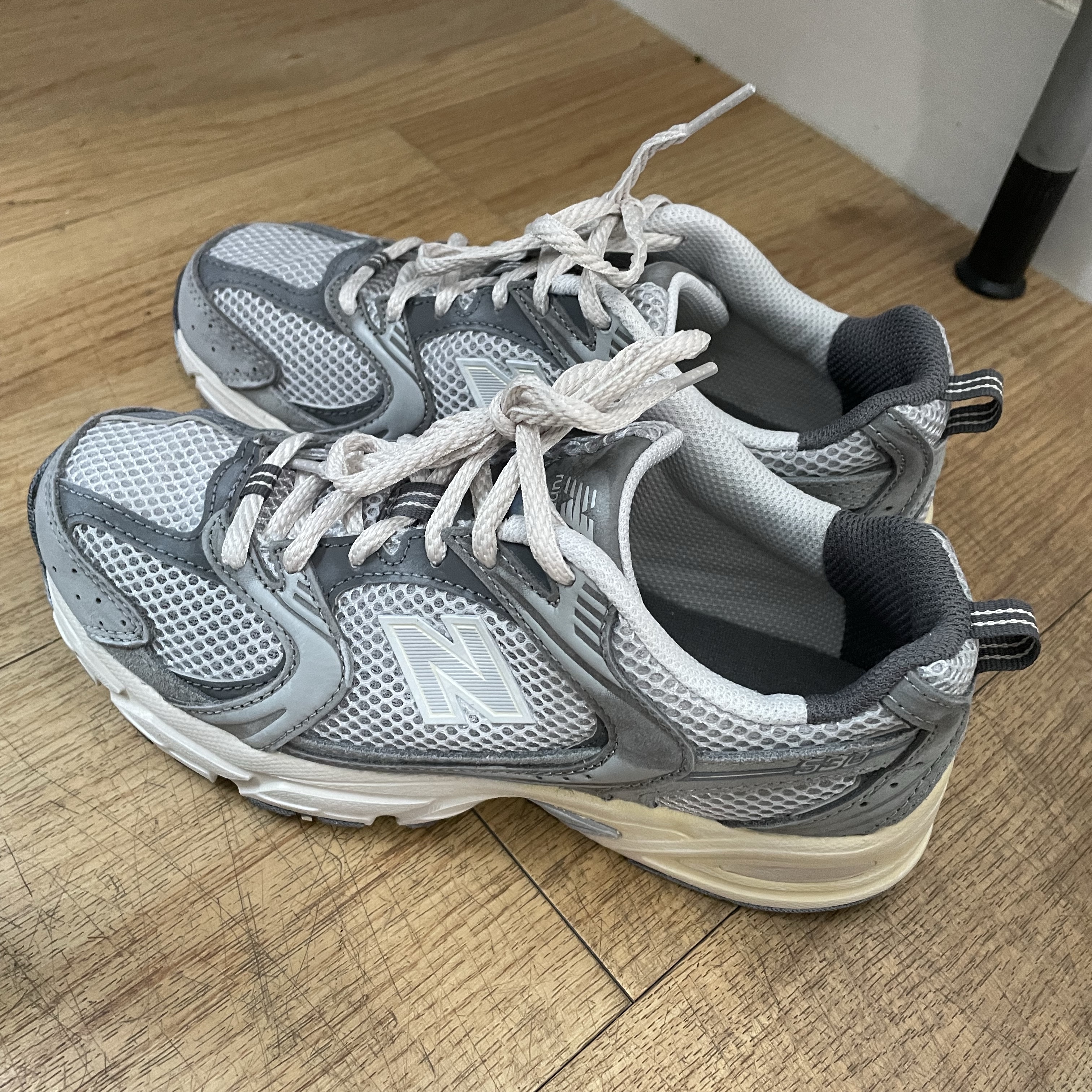 New Balance 530 Premium Vintage Grey Matter 착용 스타일