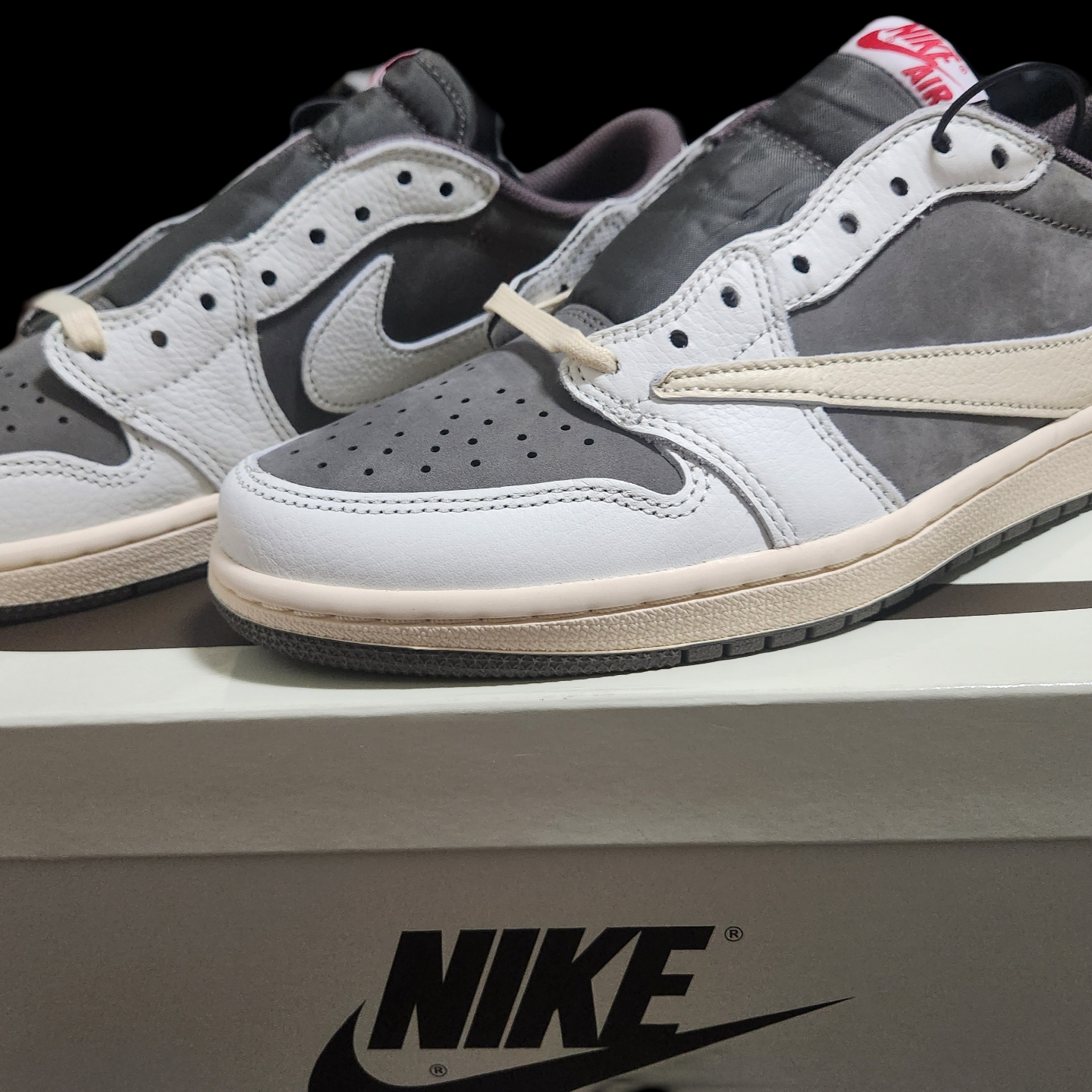 Jordan 1 x Travis Scott Retro Low OG SP Sail and Ridgerock 착용 스타일