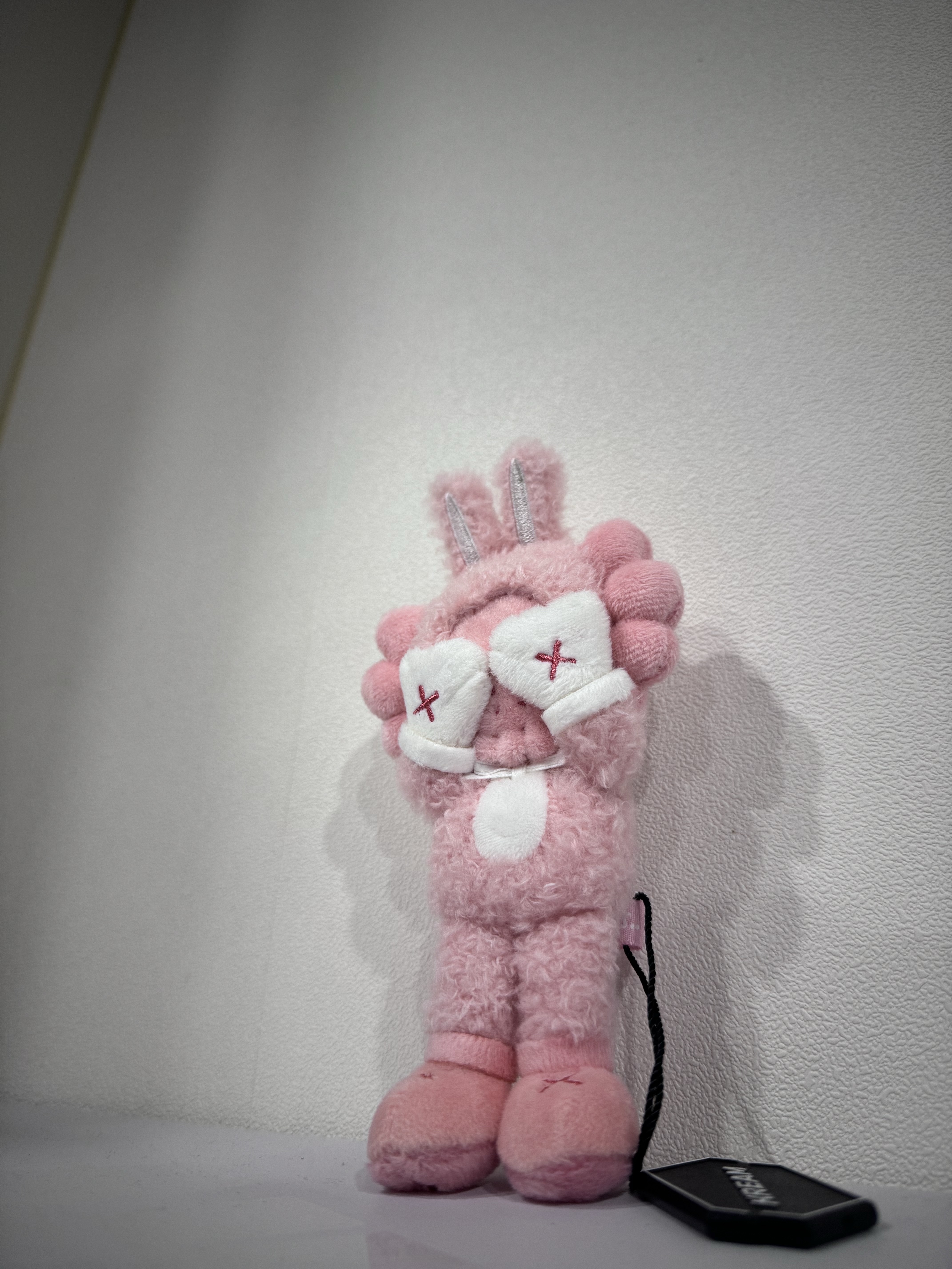 Kaws Holiday Indonesia Plush Charm 착용 스타일 - 1