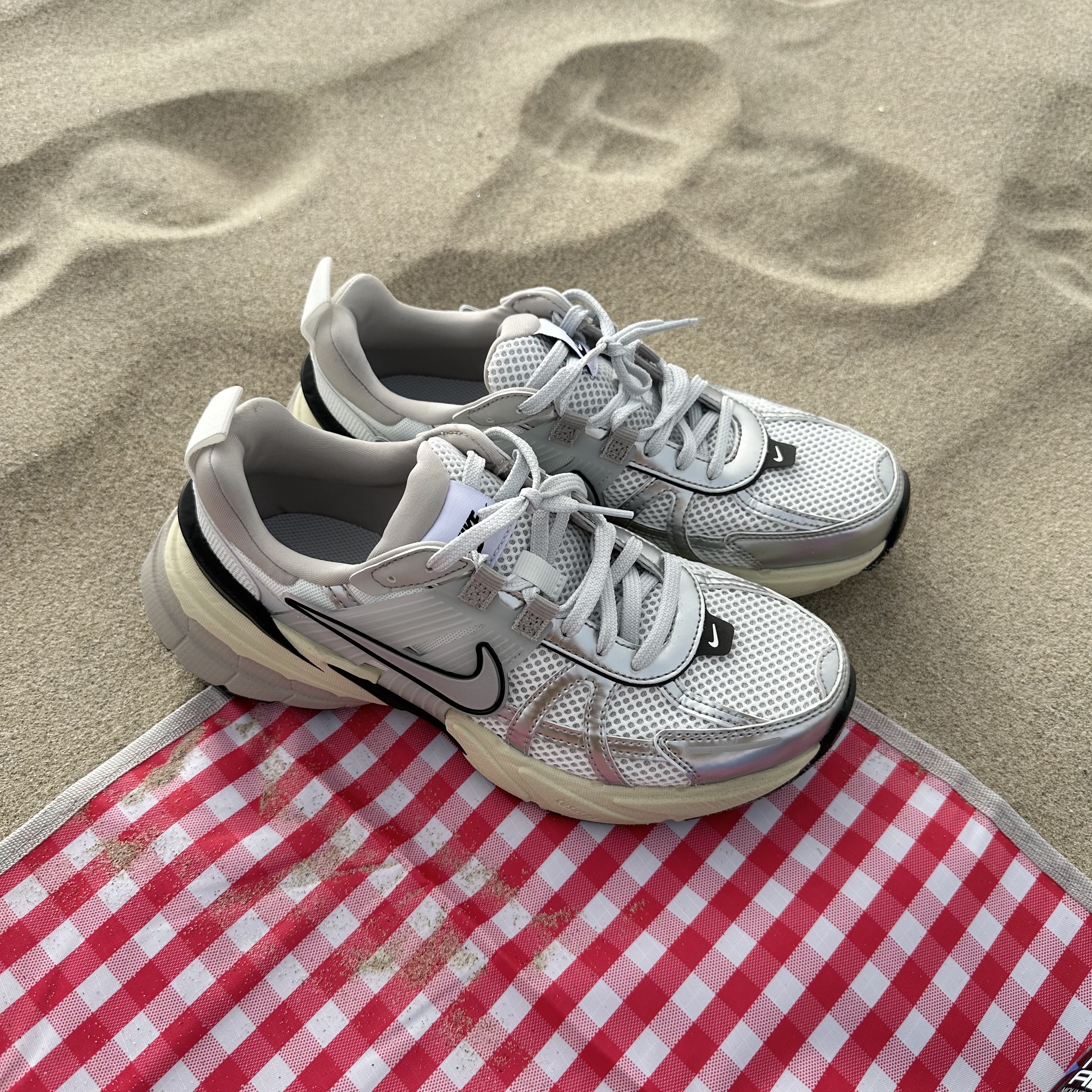 Nike V2K Run Summit White Metallic Silver 착용 스타일