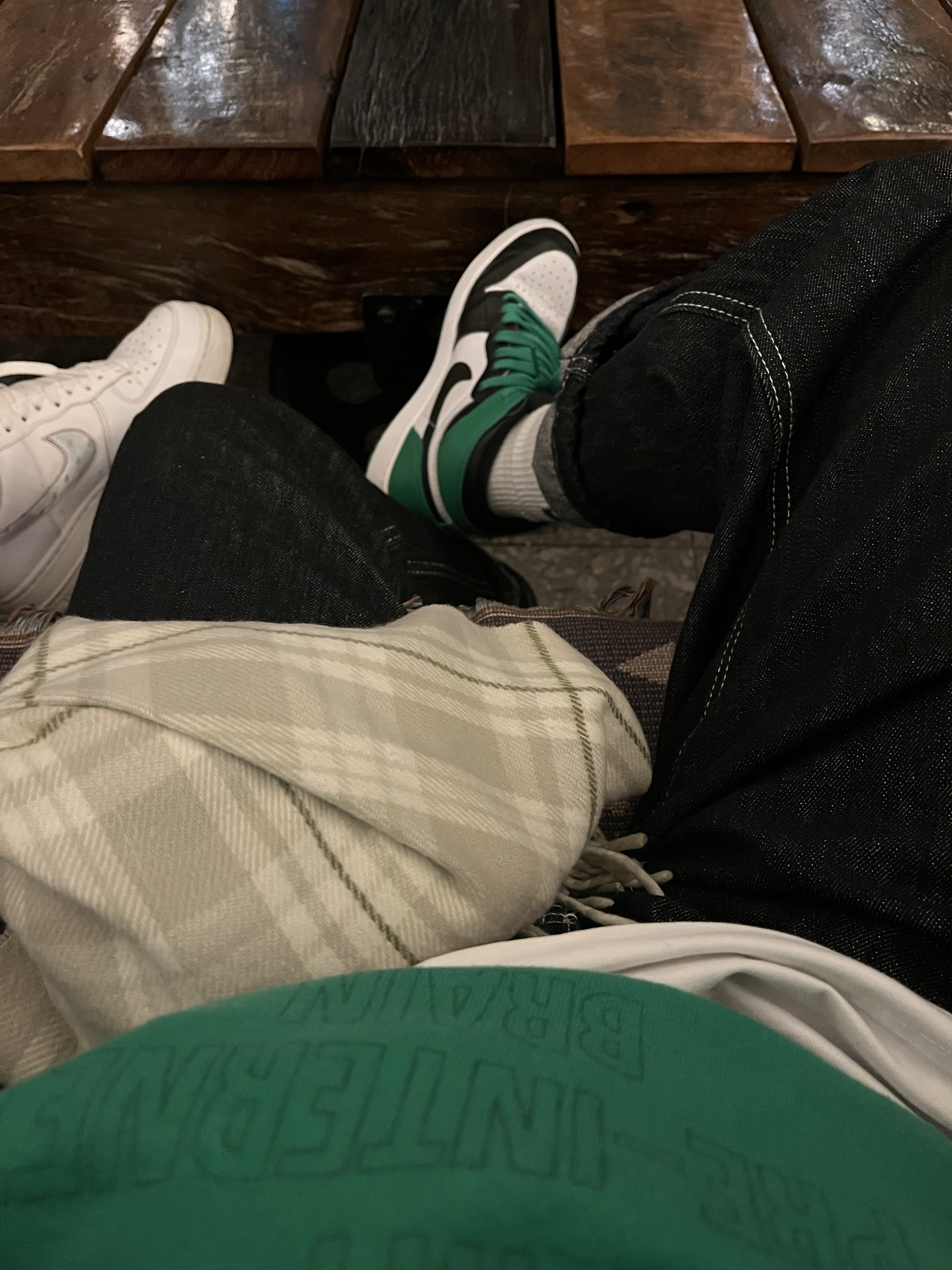 Jordan 1 Retro High OG Black and Lucky Green 착용 스타일