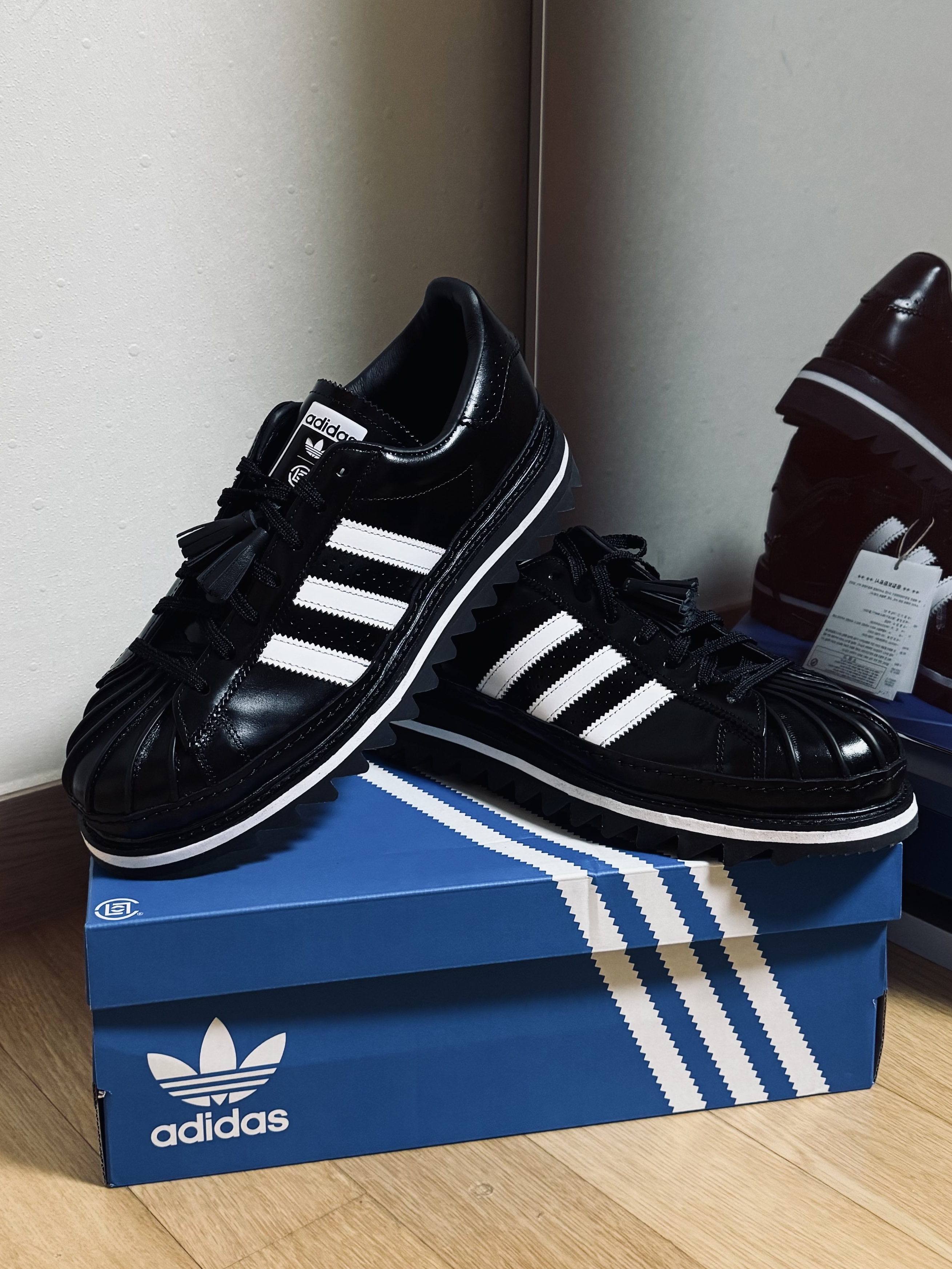 Adidas x Clot Superstar Core Black Cloud White 착용 스타일