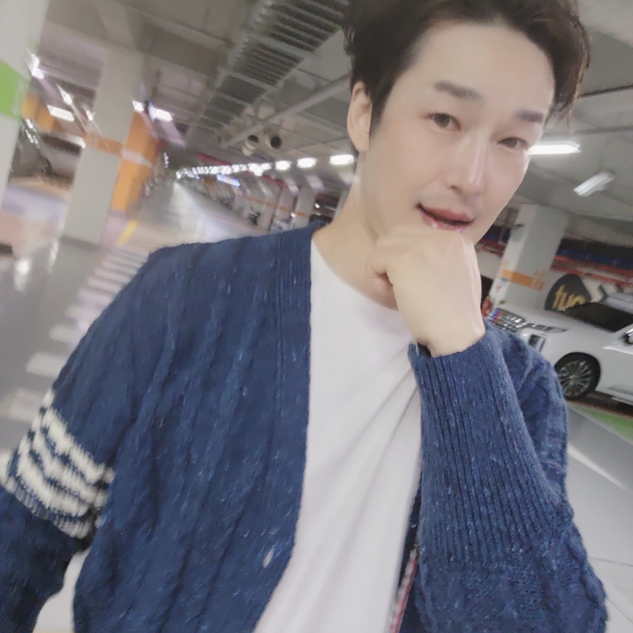 Thom Browne Donegal Twist Cable 4-Bar Classic V-Neck Cardigan Blue 착용 스타일