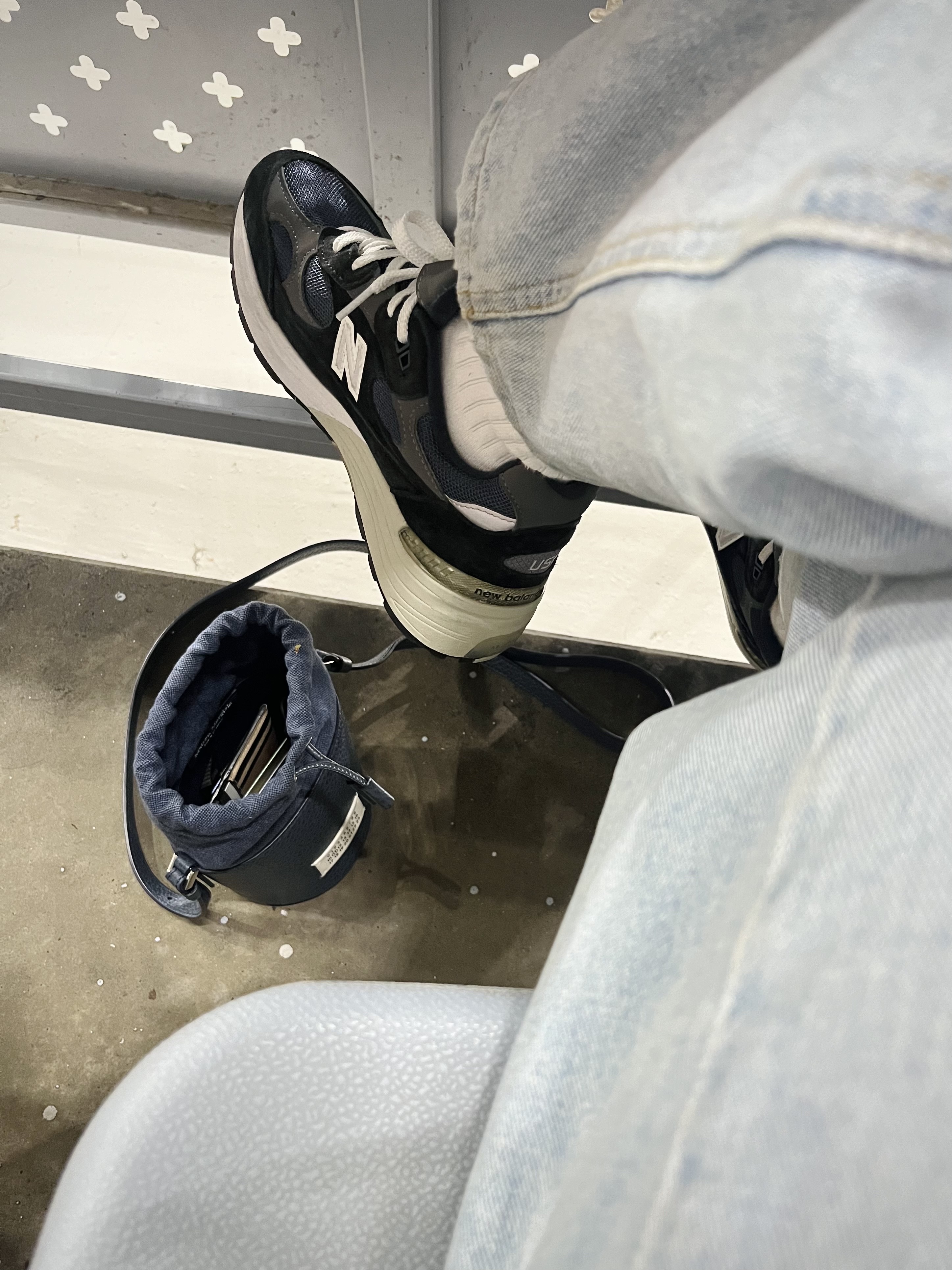 Maison Margiela 5AC Mini Bucket Bag Blue, New Balance 992 Made in USA Navy 착용 스타일 - 1