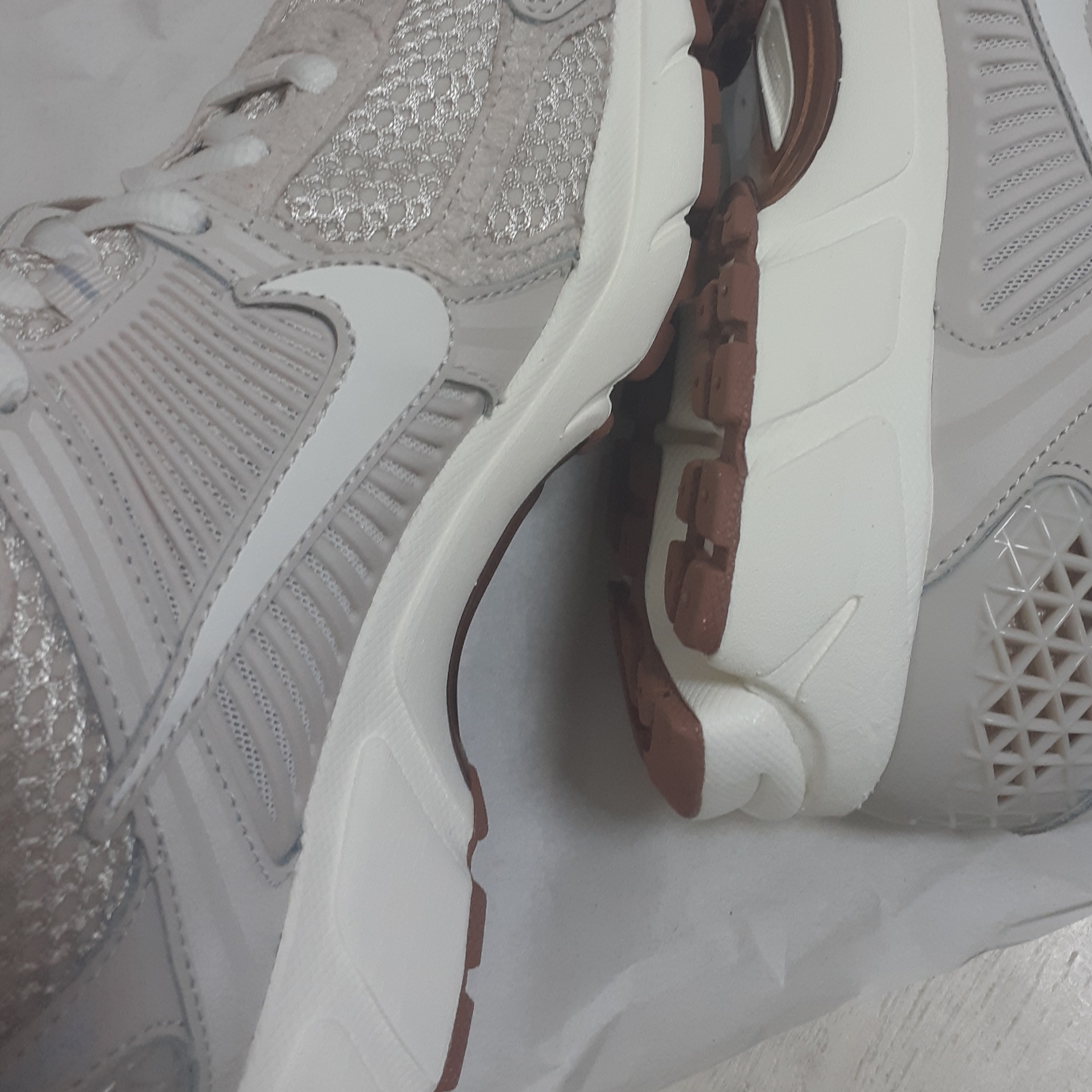 (W) Nike Zoom Vomero 5 Light Orewood Brown 착용 스타일 - 1