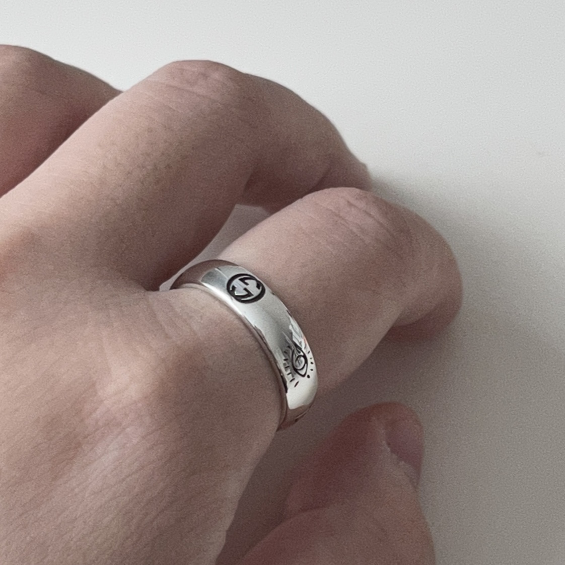Gucci Blind For Love Ring Silver 착용 스타일