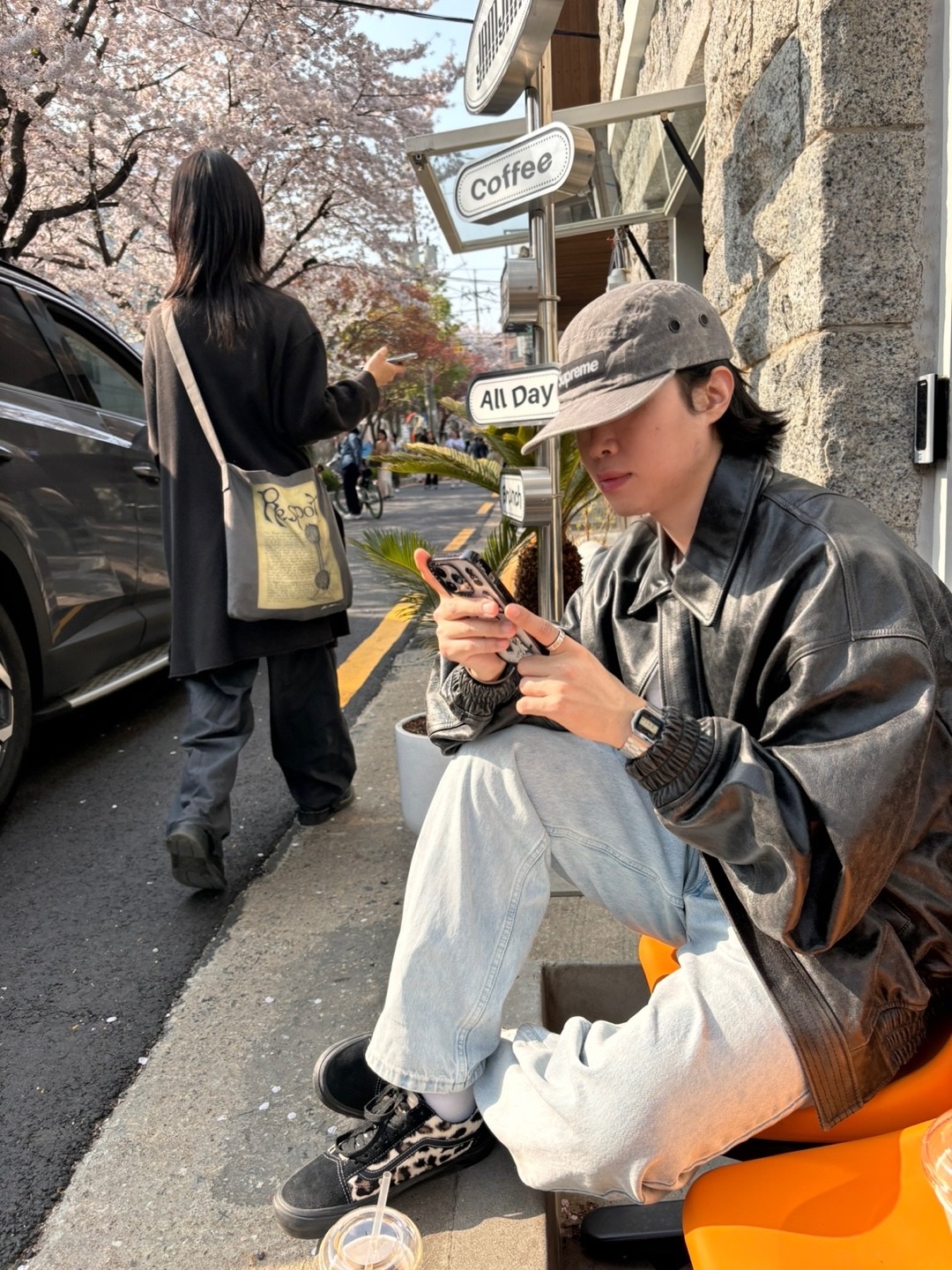 Vans x Supreme Leopard Old Skool Black, [KREAM 단독] STU Overfit Leather Jacket Black 착용 스타일 - 1