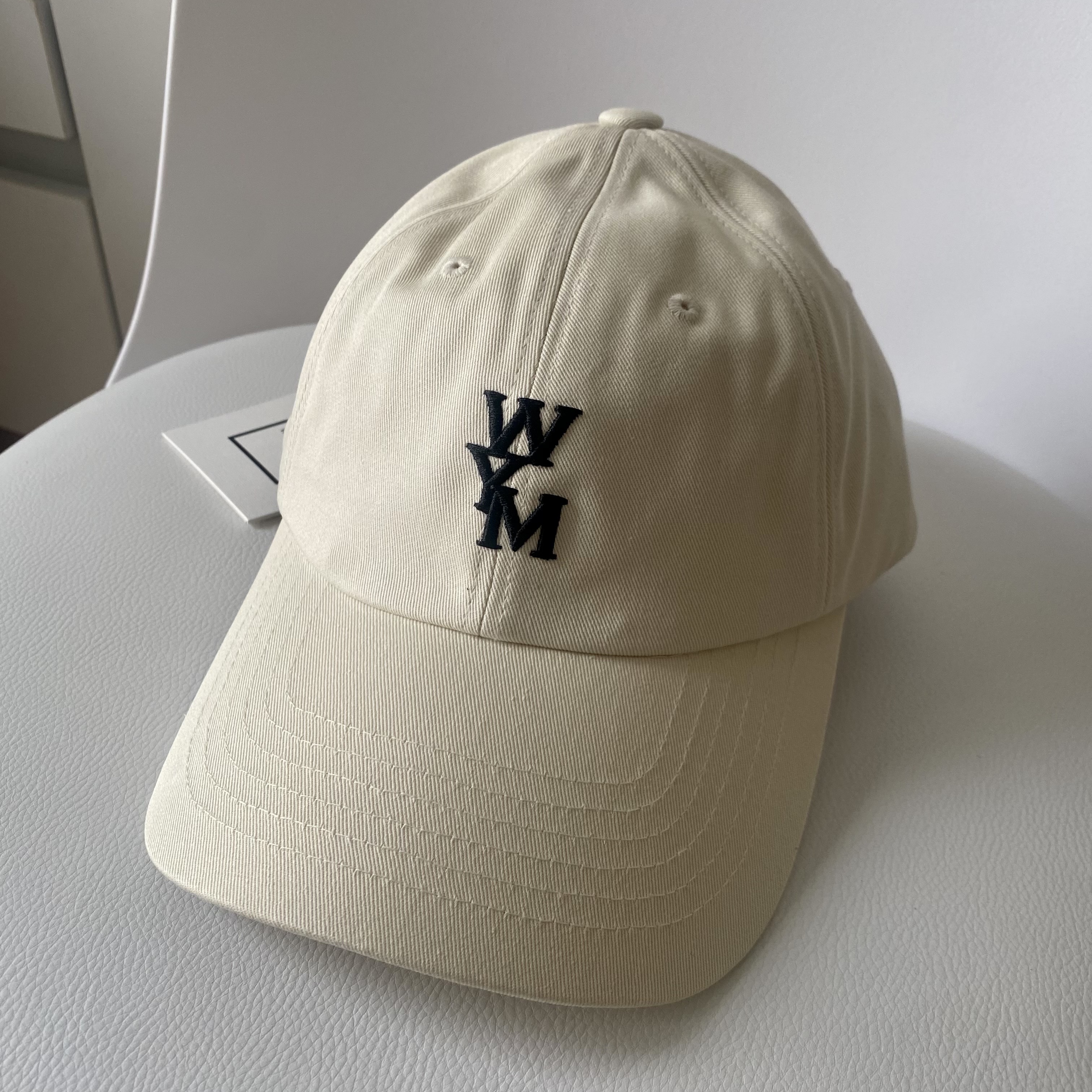 Wooyoungmi Logo Ball Cap Ivory - 23FW 착용 스타일 - 1