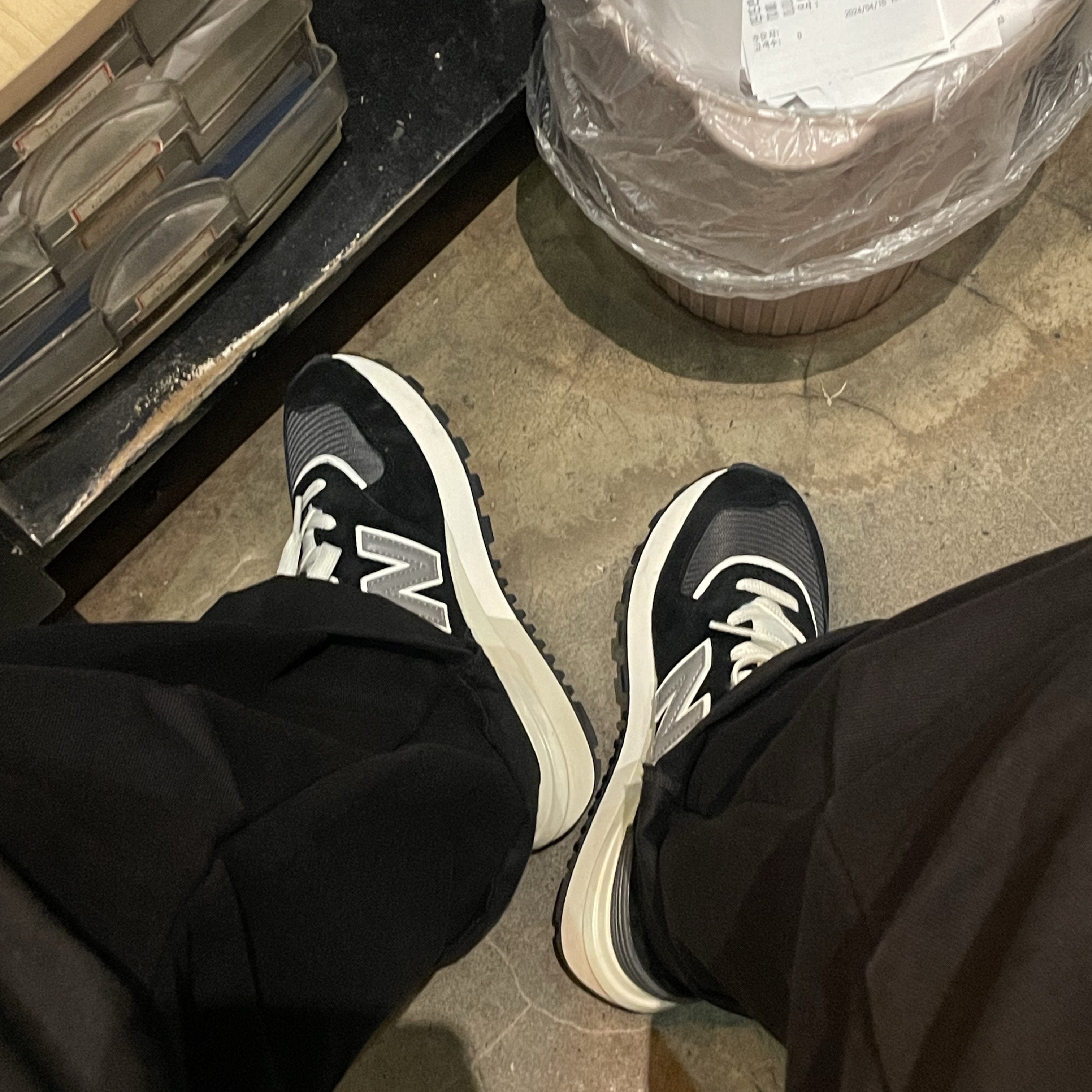New Balance 574 Legacy Black 착용 스타일