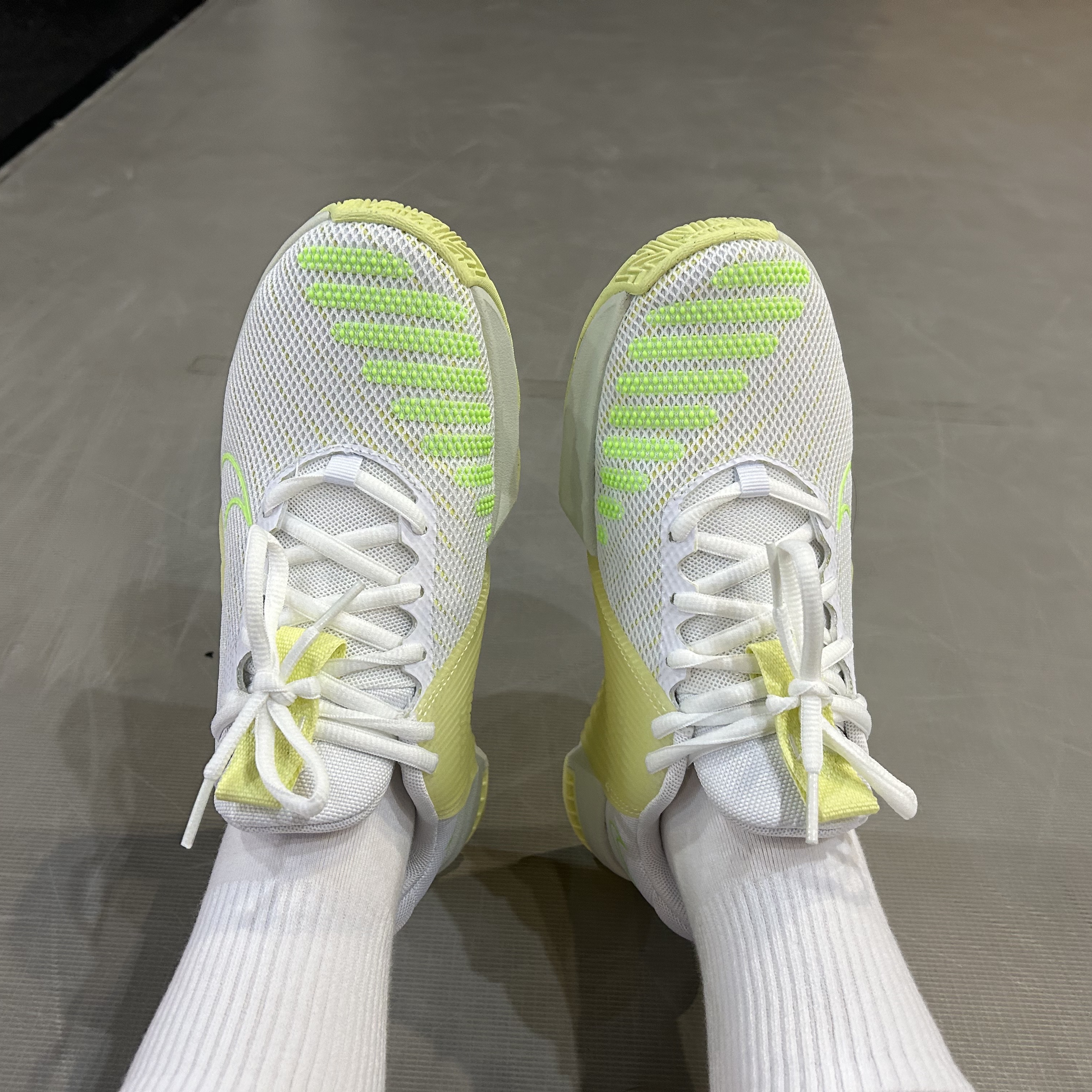 (W) Nike Metcon 9 White Luminous Green 착용 스타일