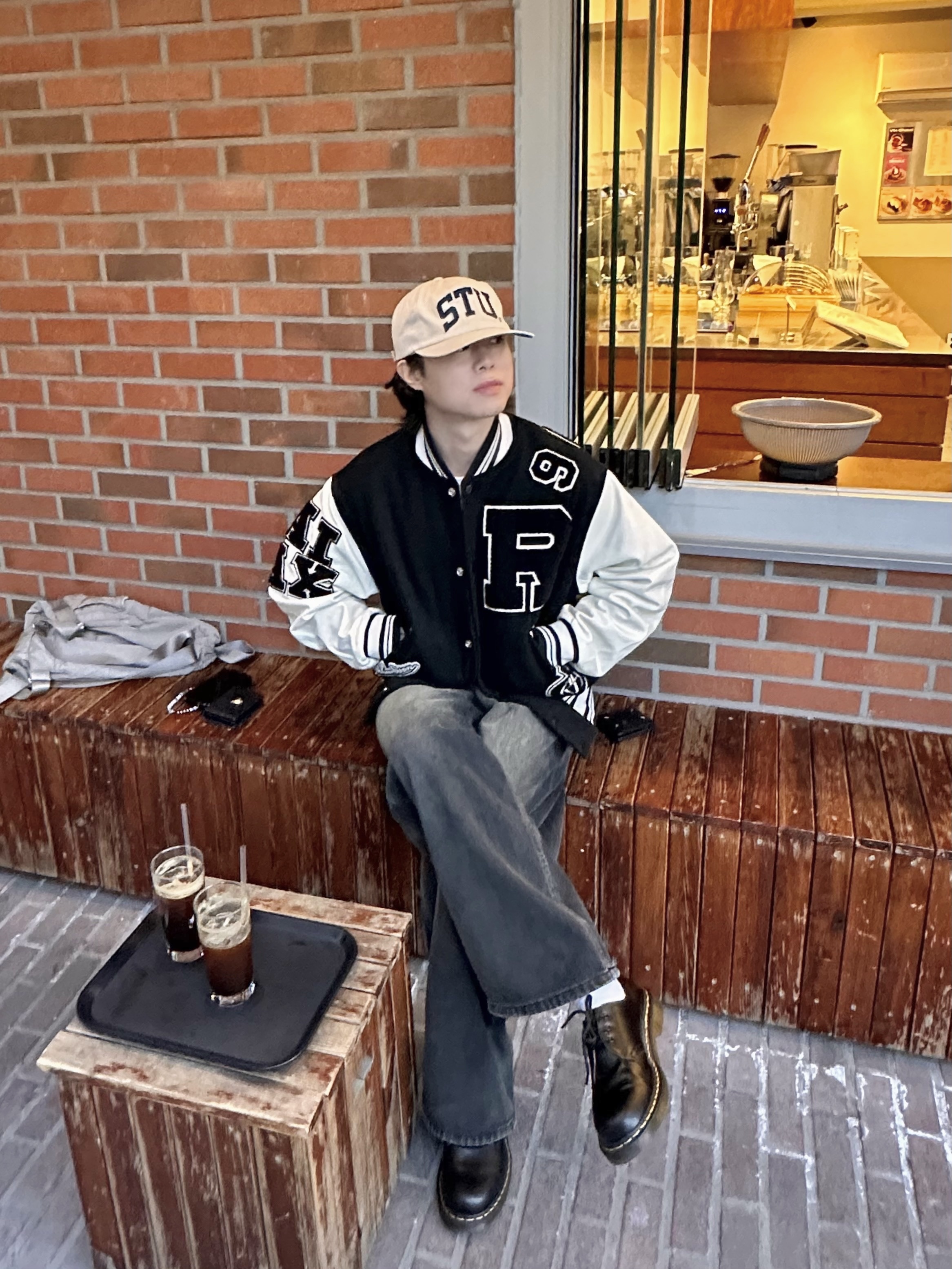 Stussy Stu Arch Strapback Cap Khaki, Dr. Martens 1461 Smooth Black 착용 스타일 - 2