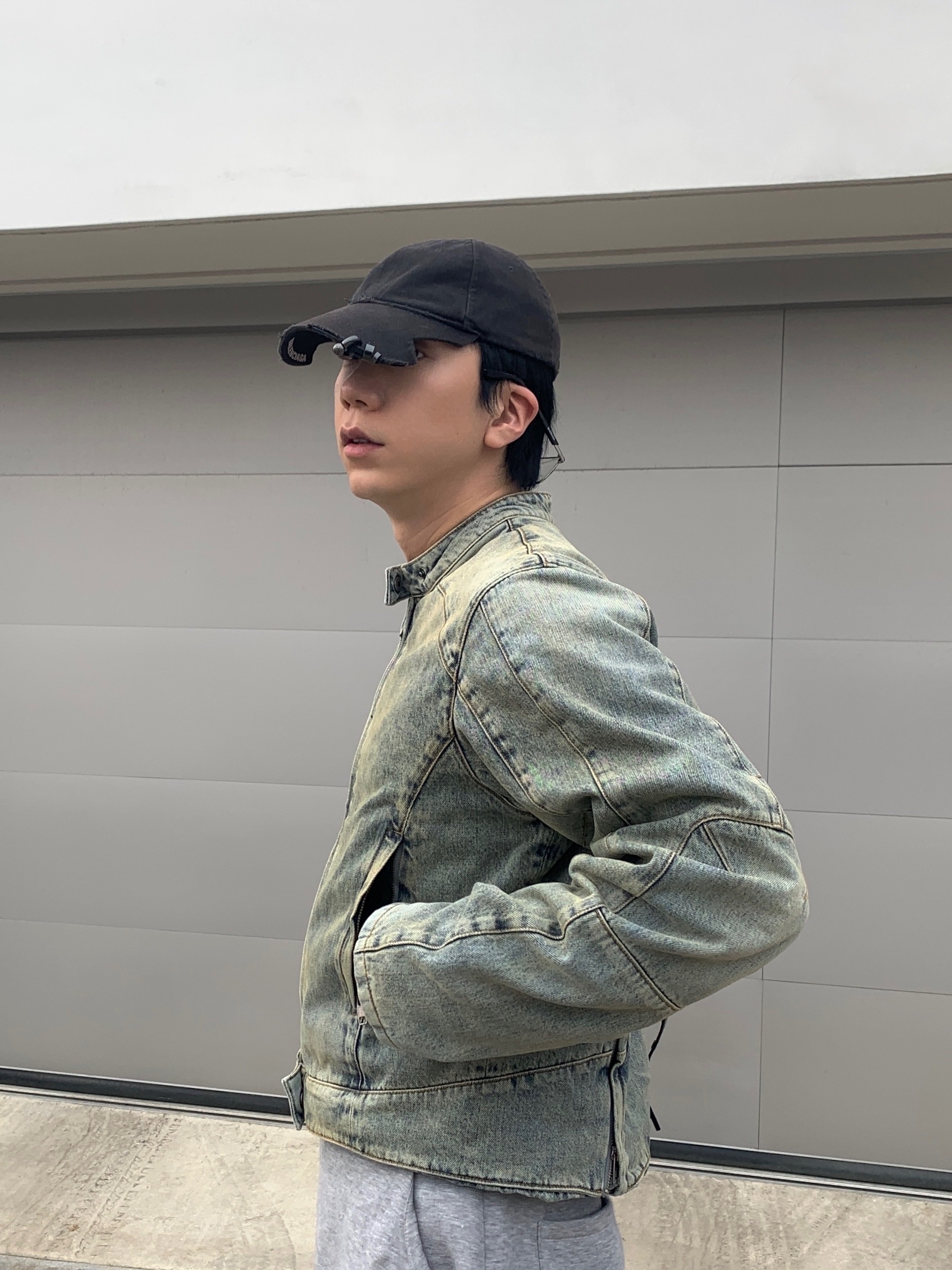 Entire Studios Moto Denim Jacket Surface Wave, Balenciaga 3XL Sneakers Light Beige 착용 스타일 - 3