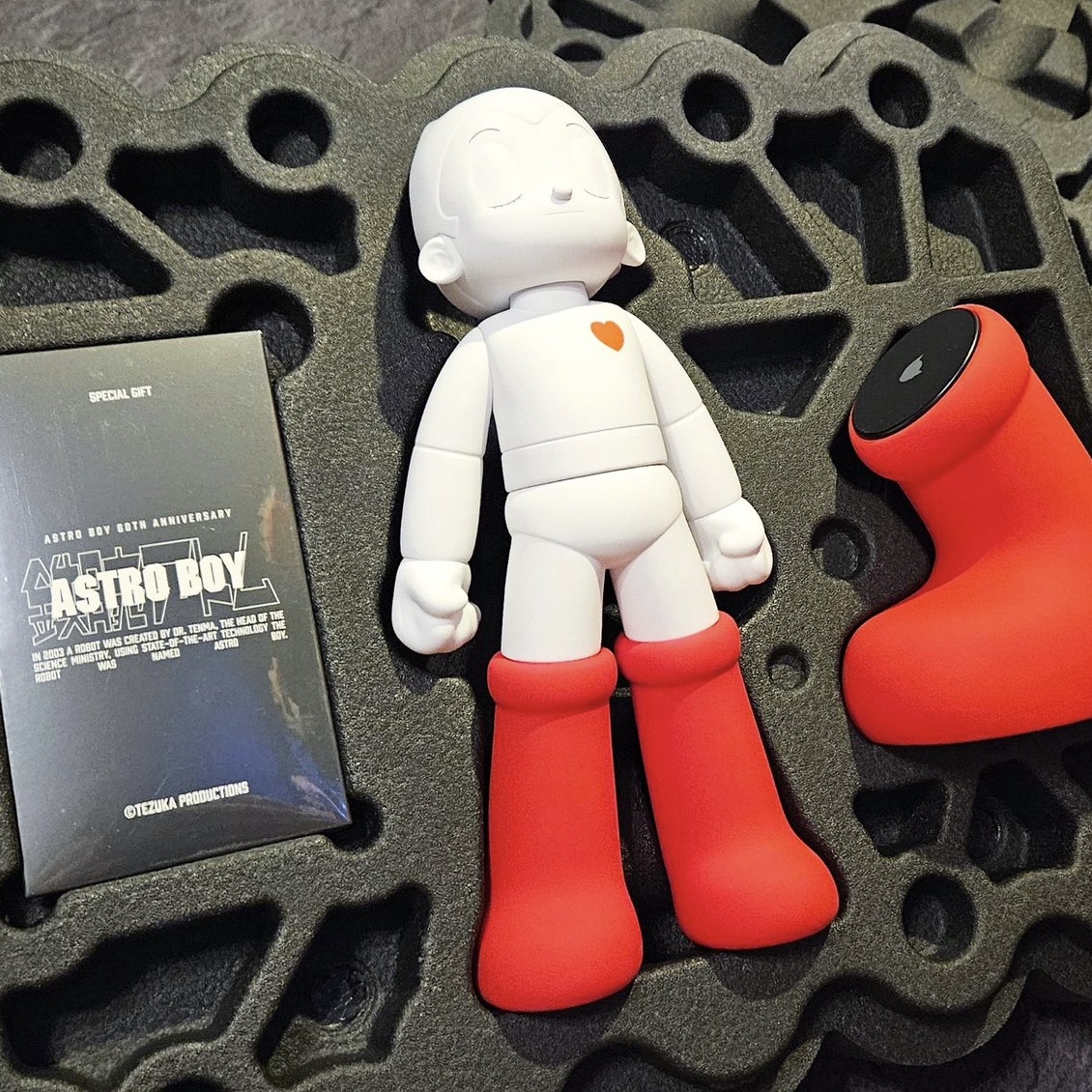 Astroboy Edition Astroboy Special Package Red, Astroboy Edition Astroboy Redshoe Magsafe Charger 착용 스타일 - 1