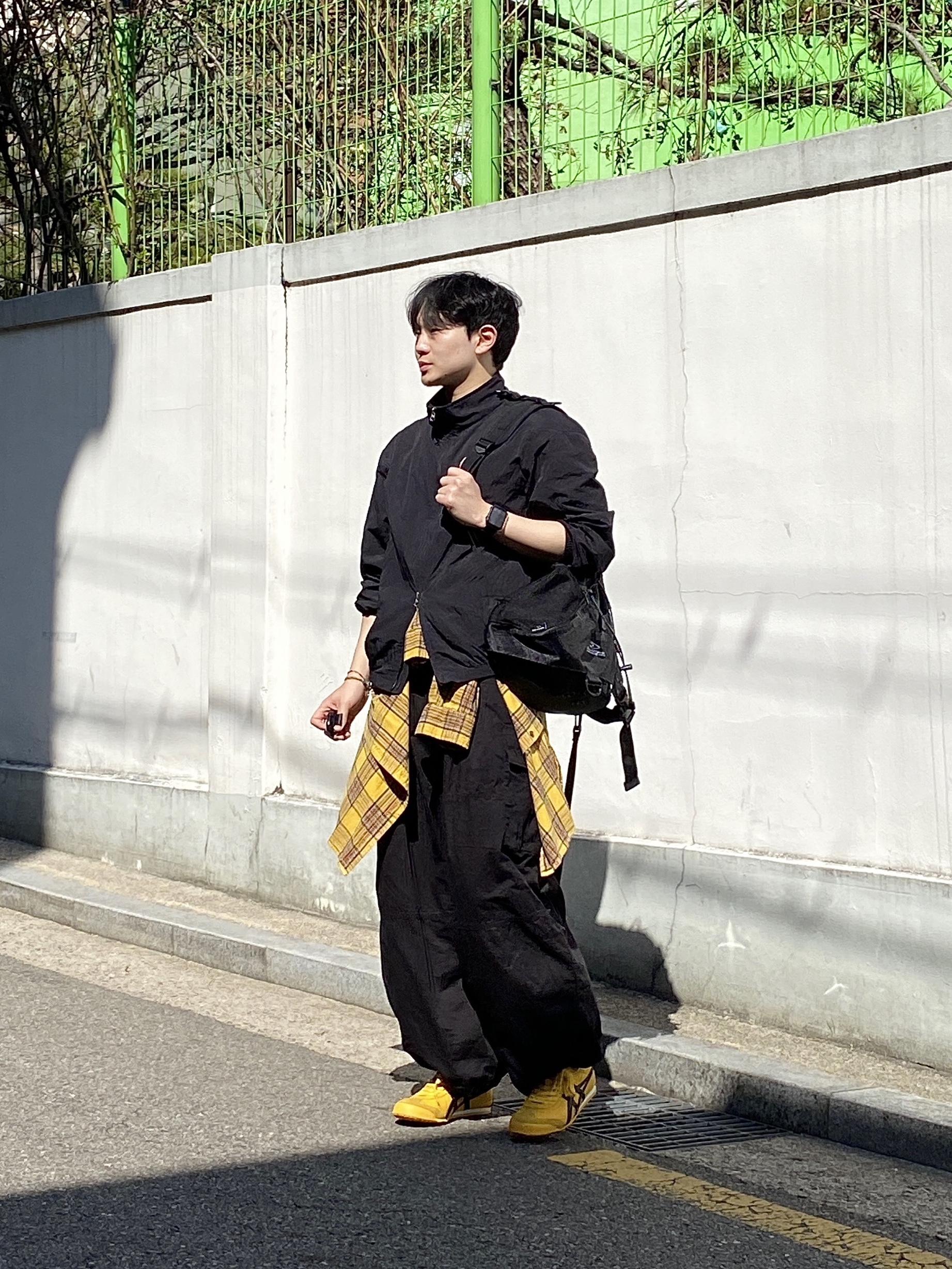 Onitsuka Tiger Mexico 66 Yellow Black 착용 스타일 - 2