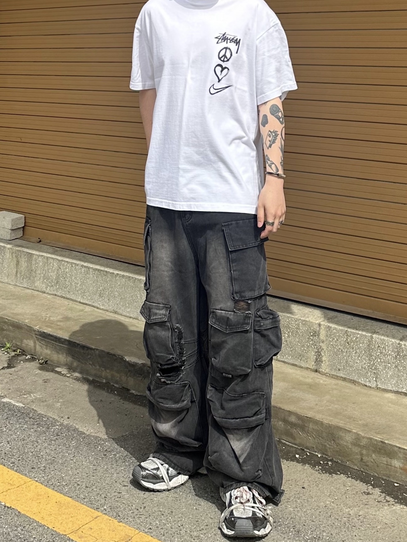 Balenciaga 3XL Sneakers Grey White Red, Nike x Stussy NRG RA T-Shirt Summit White (DM4942-121) 착용 스타일 - 2
