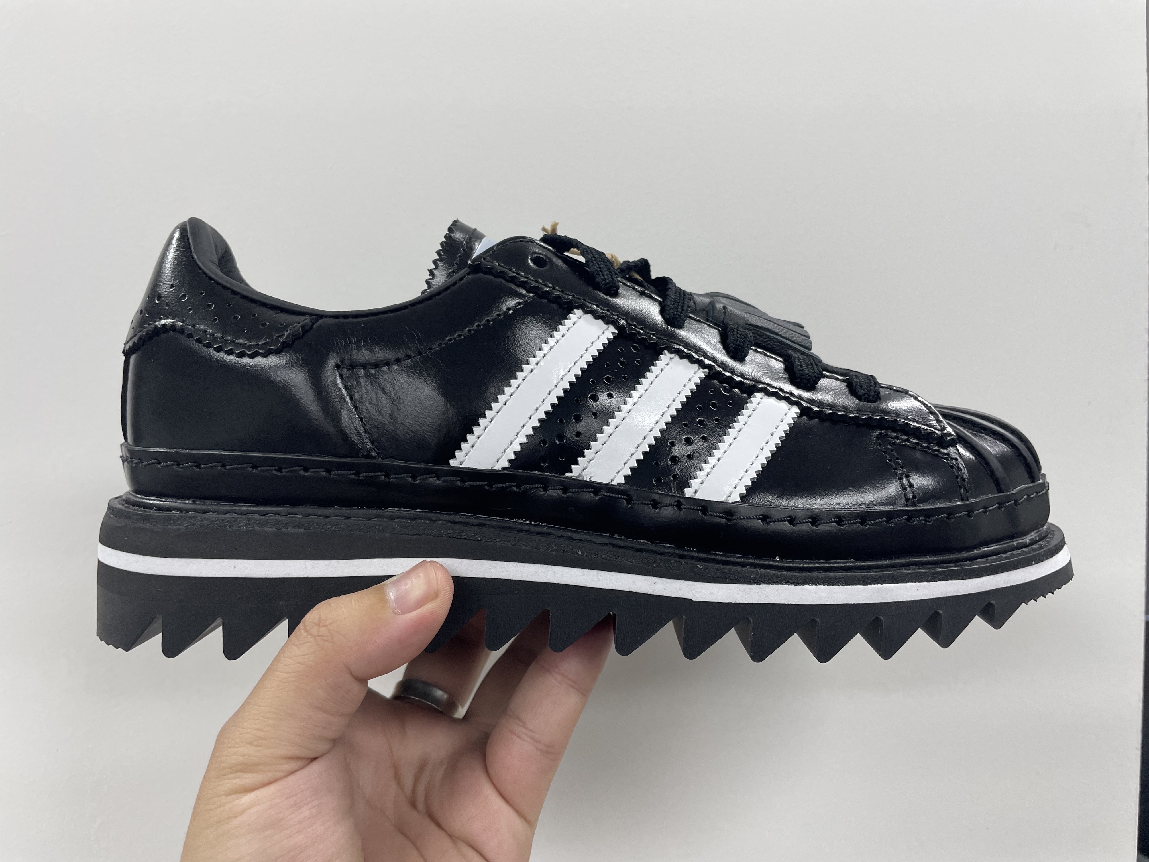 Adidas x Clot Superstar Core Black Cloud White 착용 스타일