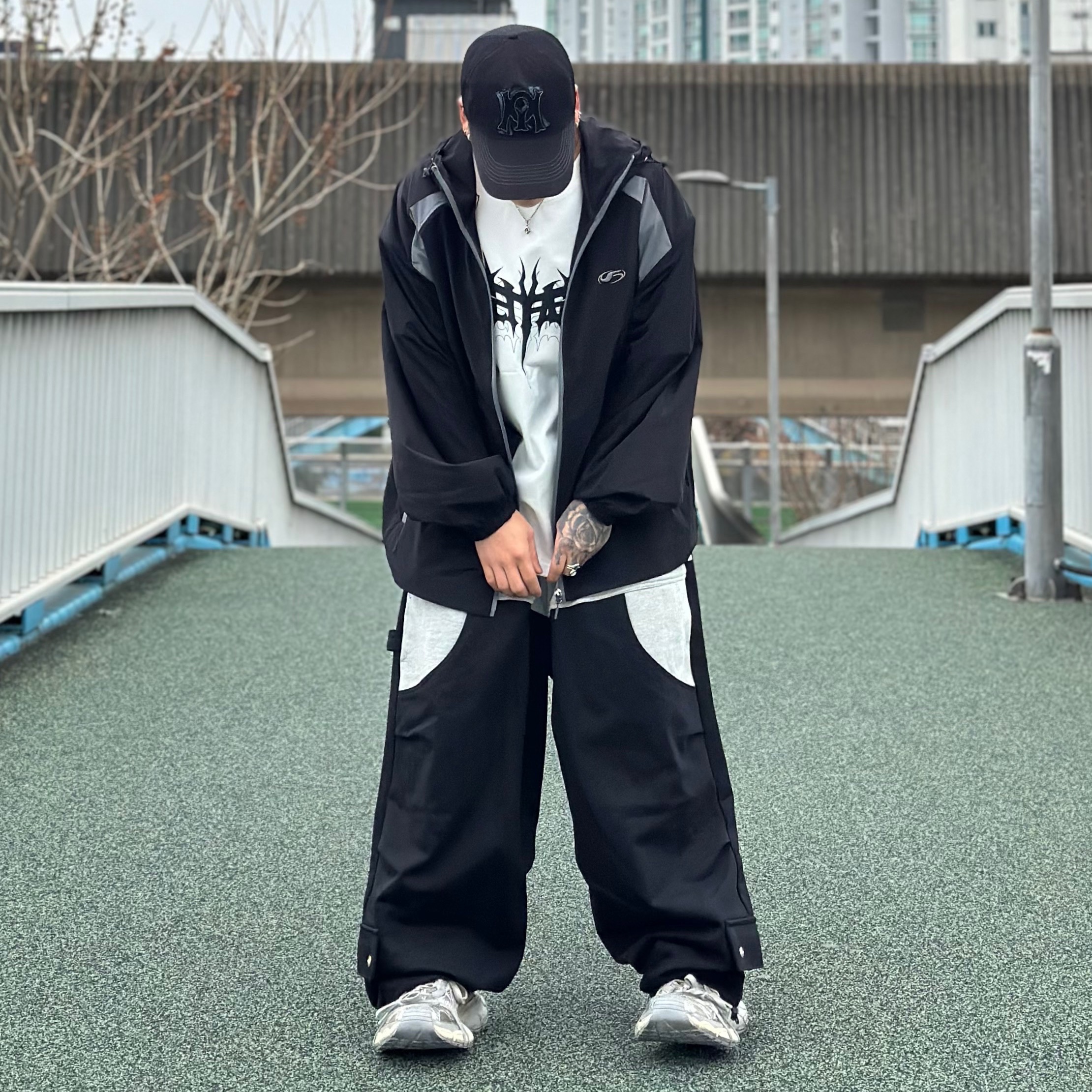 (W) Balenciaga 3XL Sneakers Light Beige 착용 스타일 - 1
