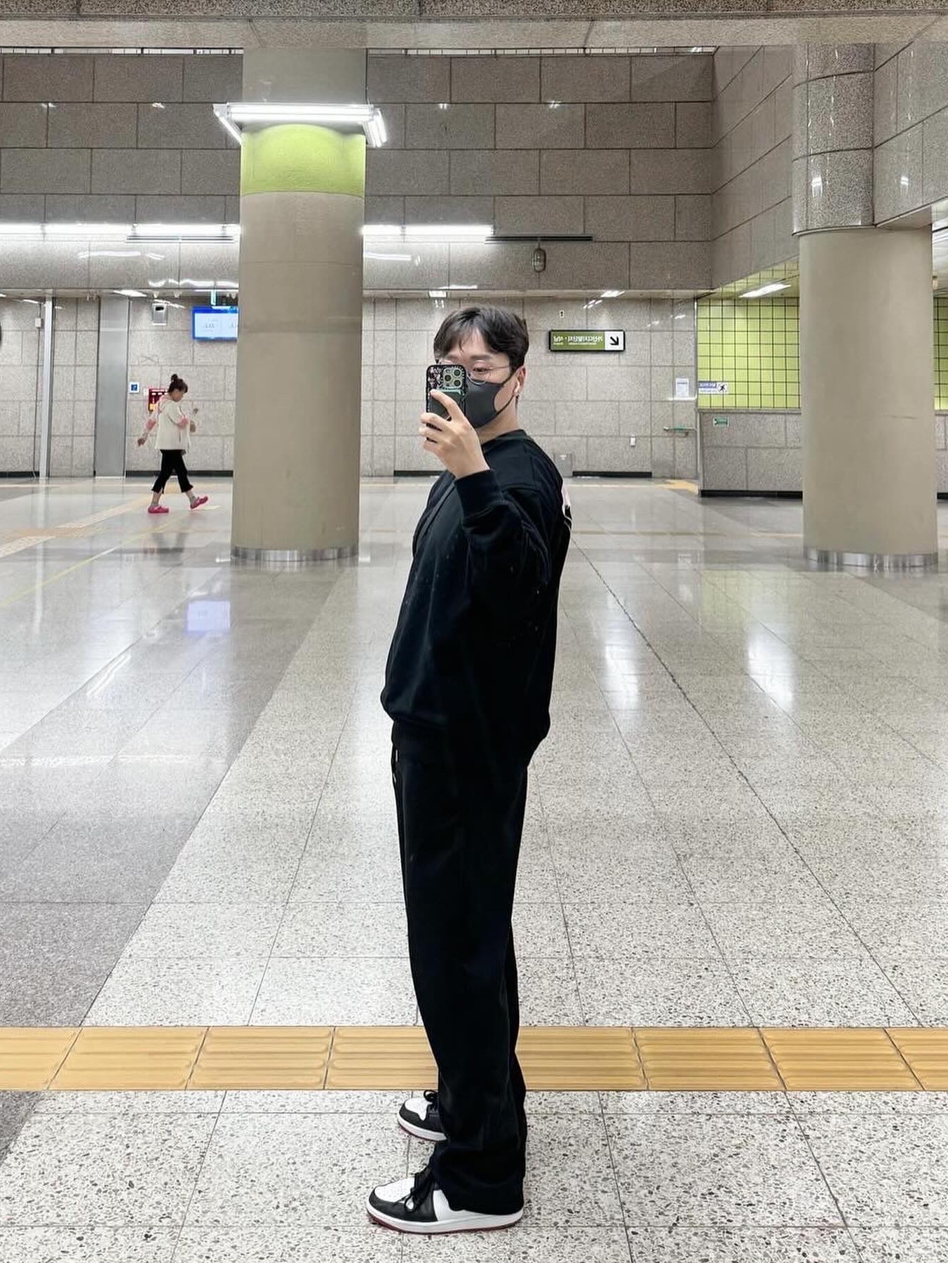 Jordan 1 Retro Low OG Black Toe, Wooyoungmi Luminous Jellyfish Back Logo Sweatshirt Black - 24SS 착용 스타일 - 3